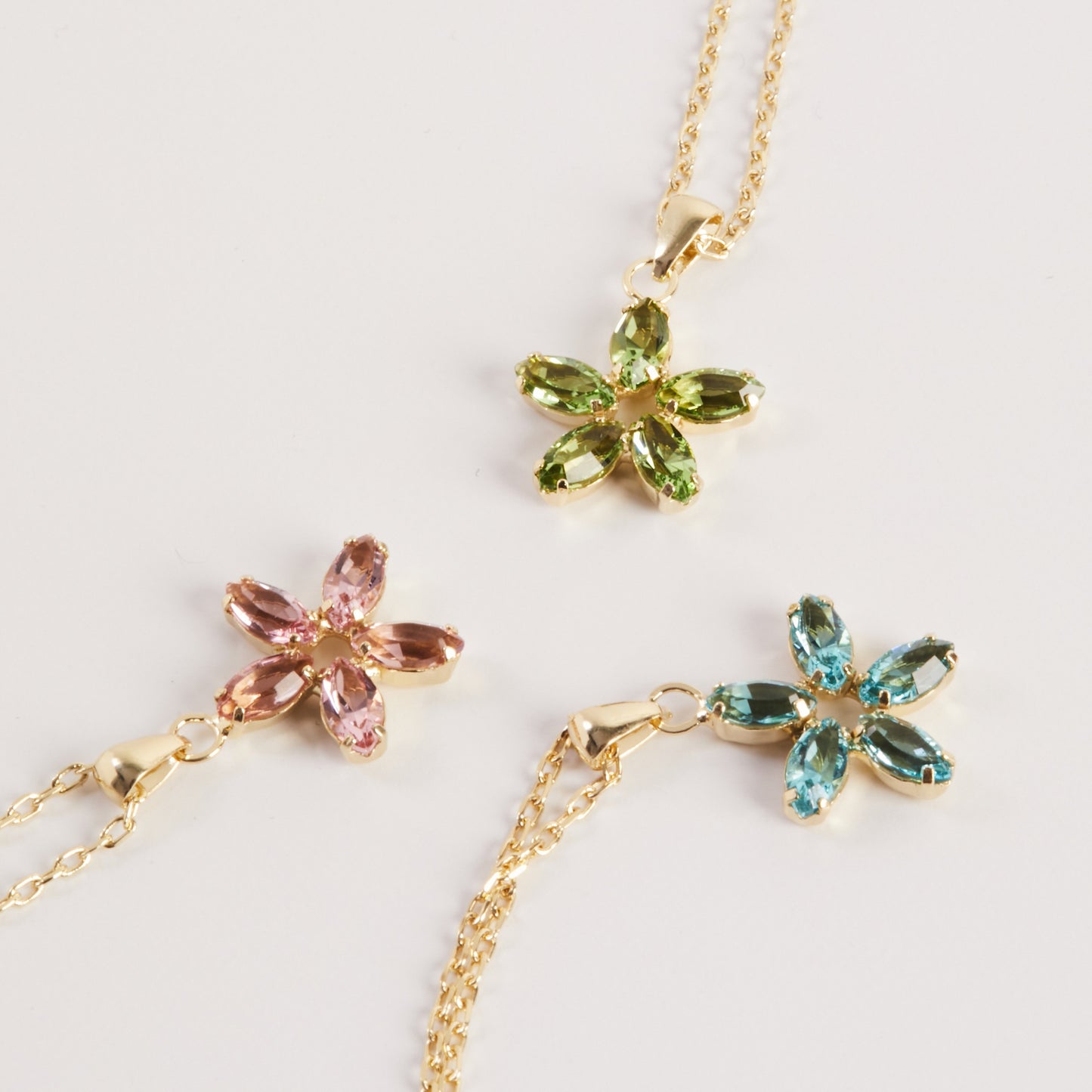 Collar corto Estaciones flor cristal en Plata baño rodio