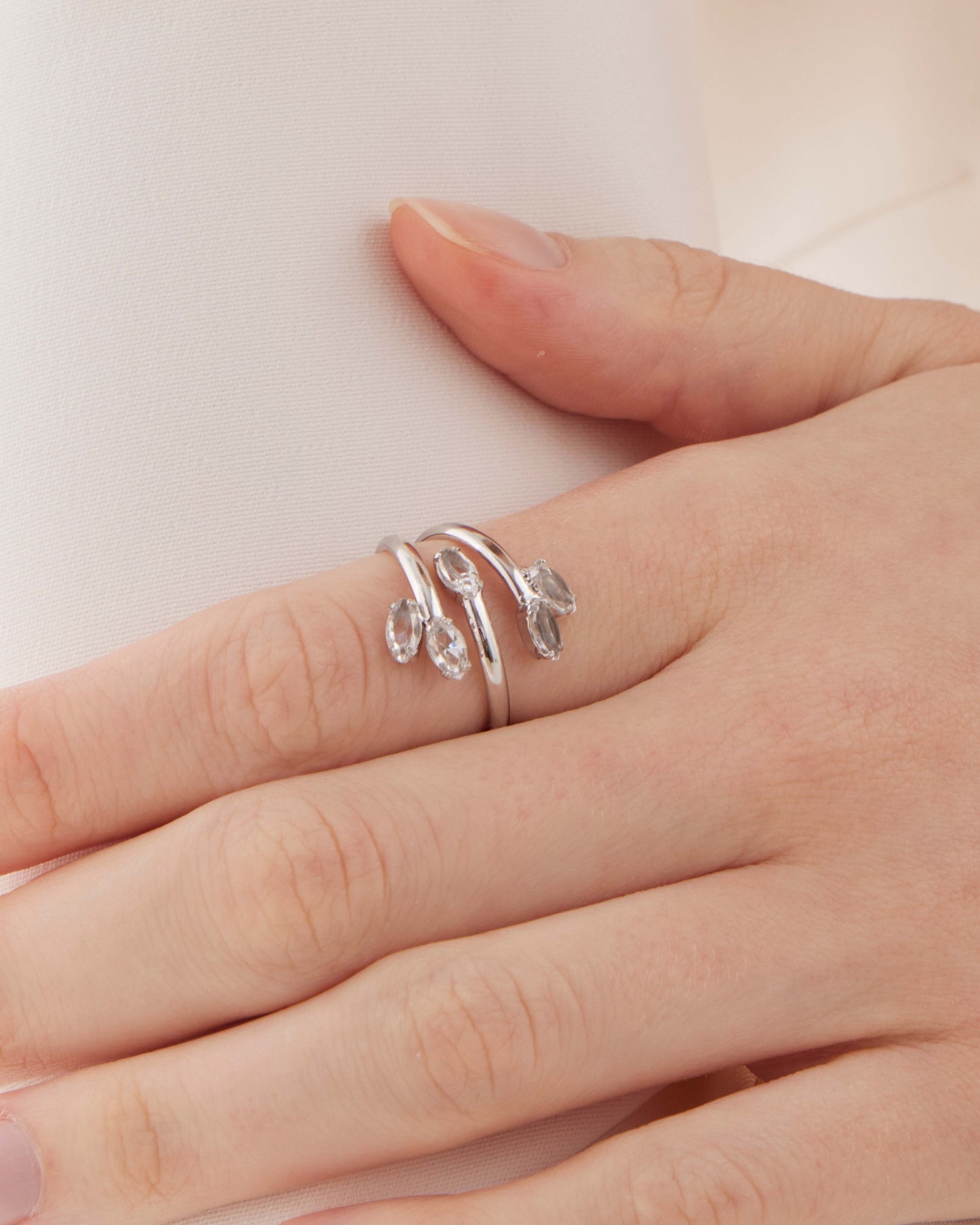 Anillo ajustable espiral Lieve con cristal blanco en Plata baño Rodio