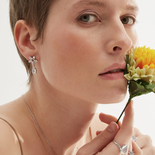 Pendientes cortos Grace flor cristal blanco en Plata baño rodio