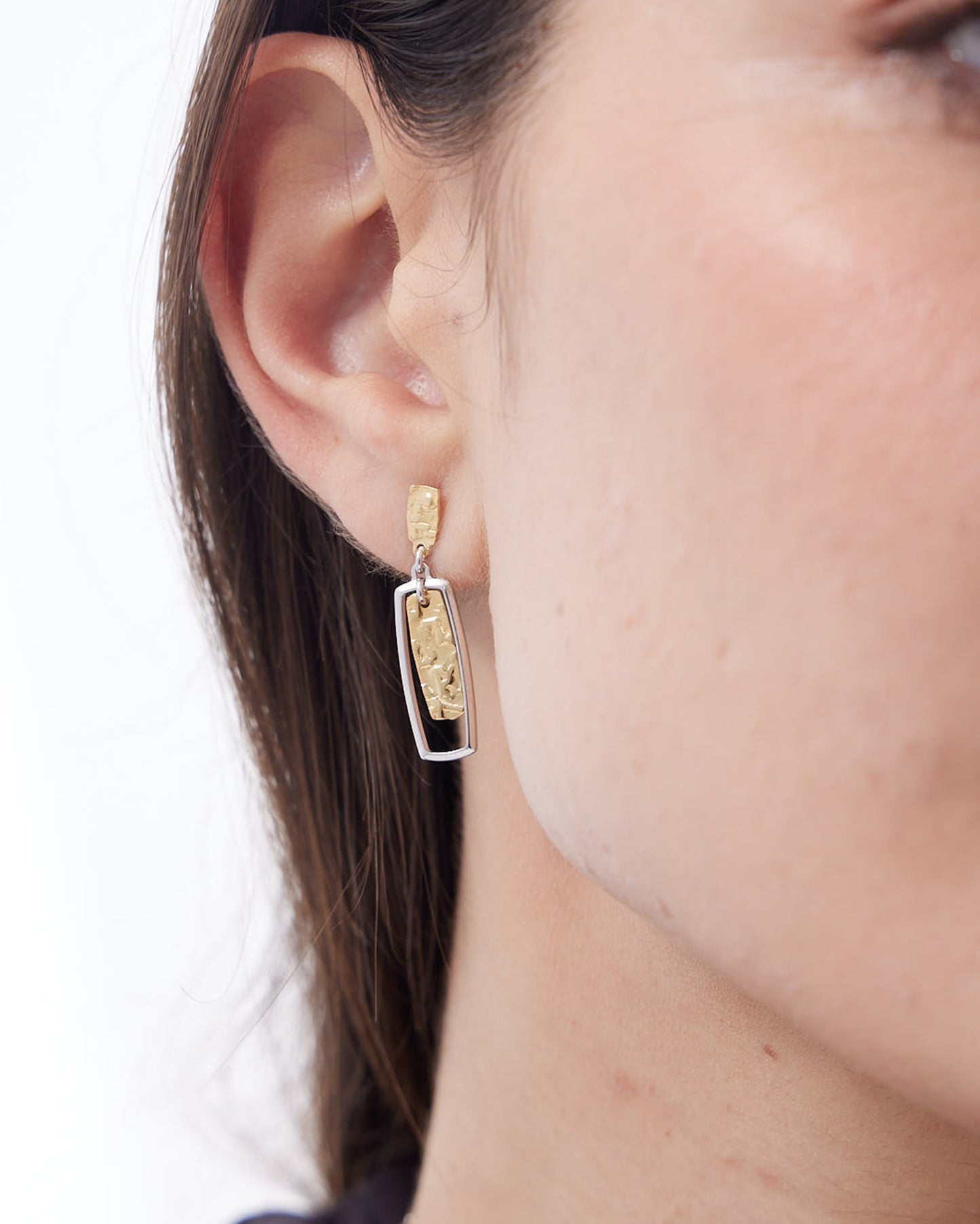 Avenue long rectangular earrings with a bicolour texture in silver.