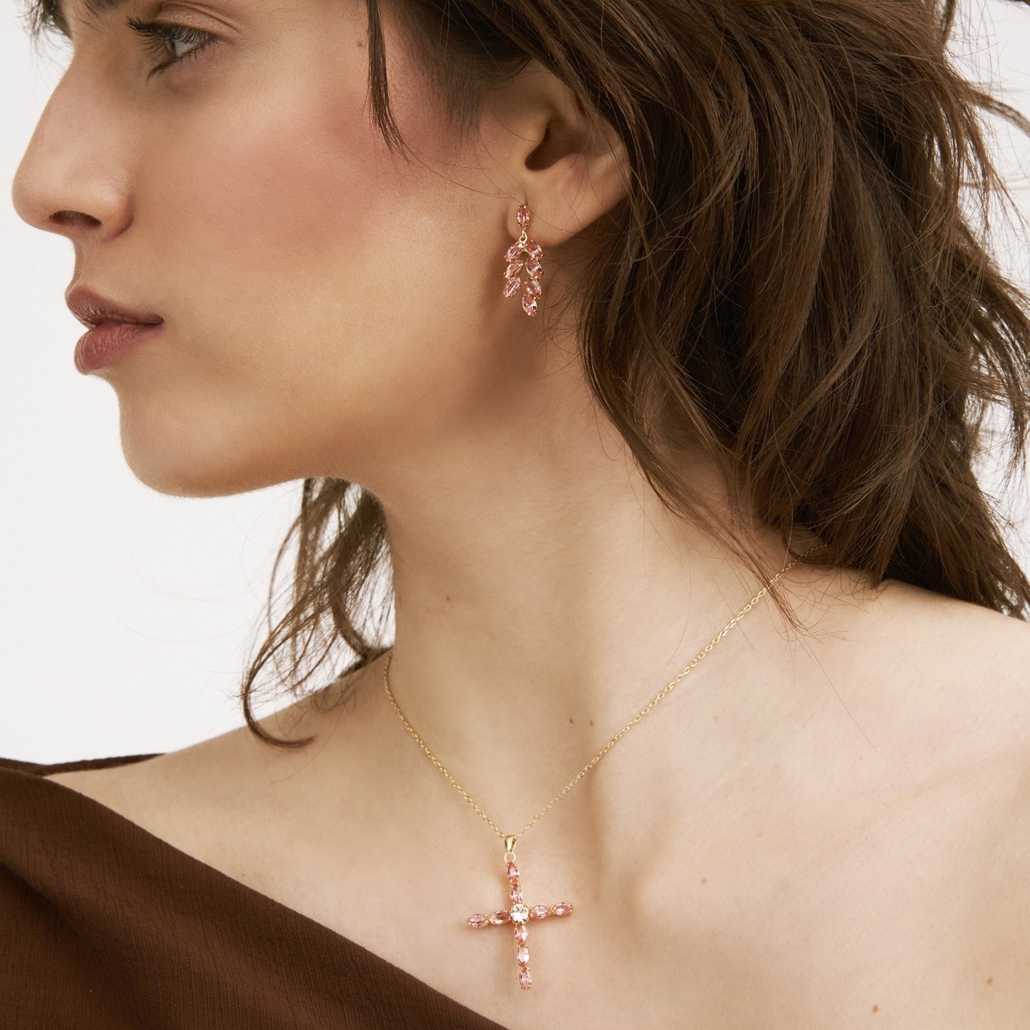 Collar corto Estaciones cruz cristal en Plata baño Oro