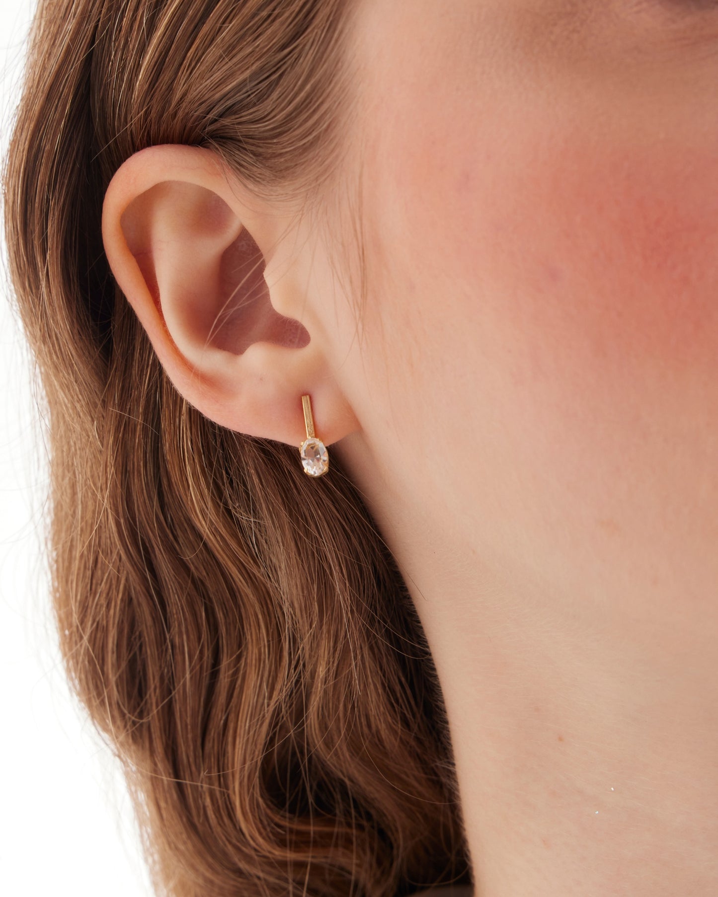 Pendientes cortos oval Lieve con cristal blanco en Plata