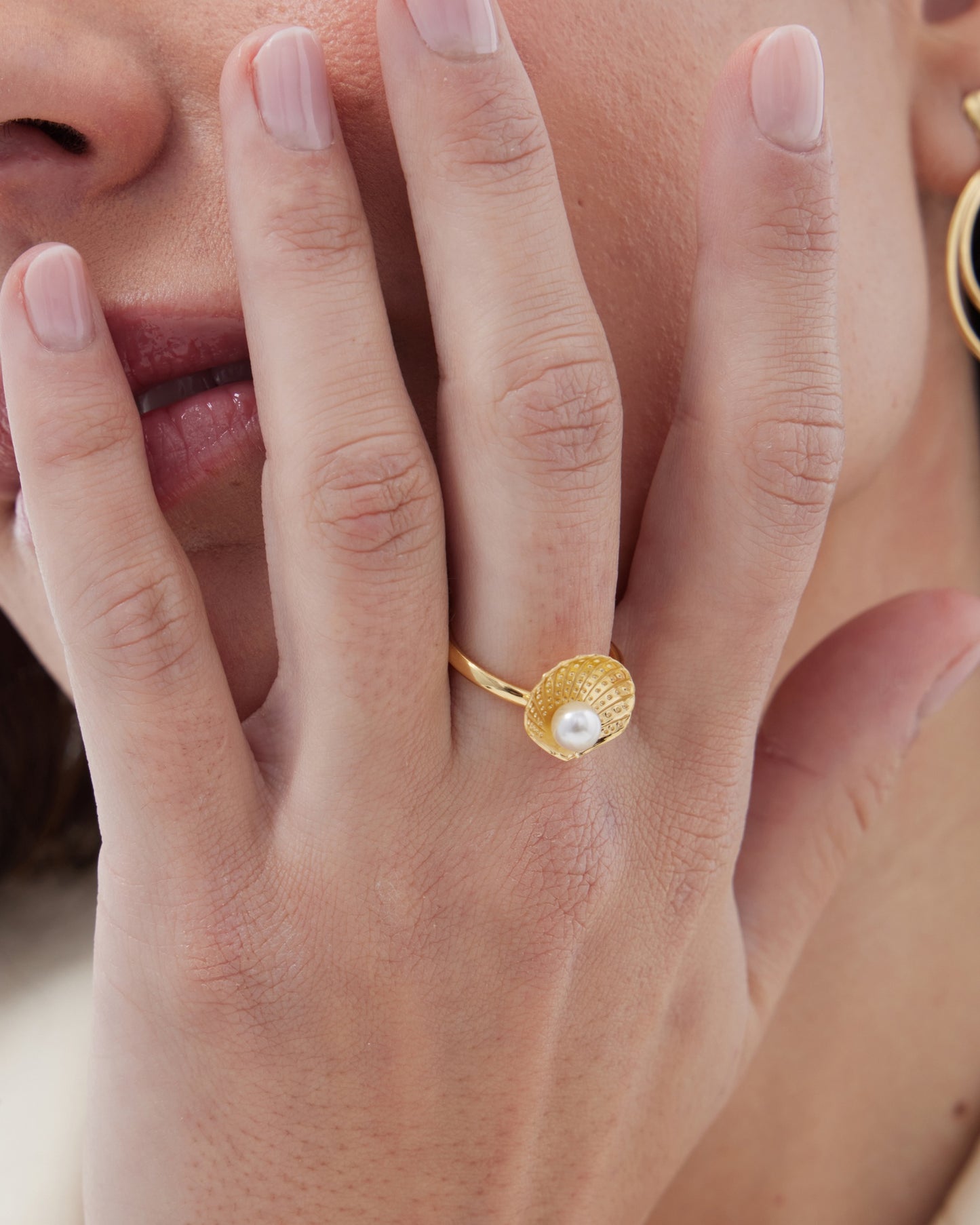 Anillo ajustable Solene concha con perla en Plata baño Oro