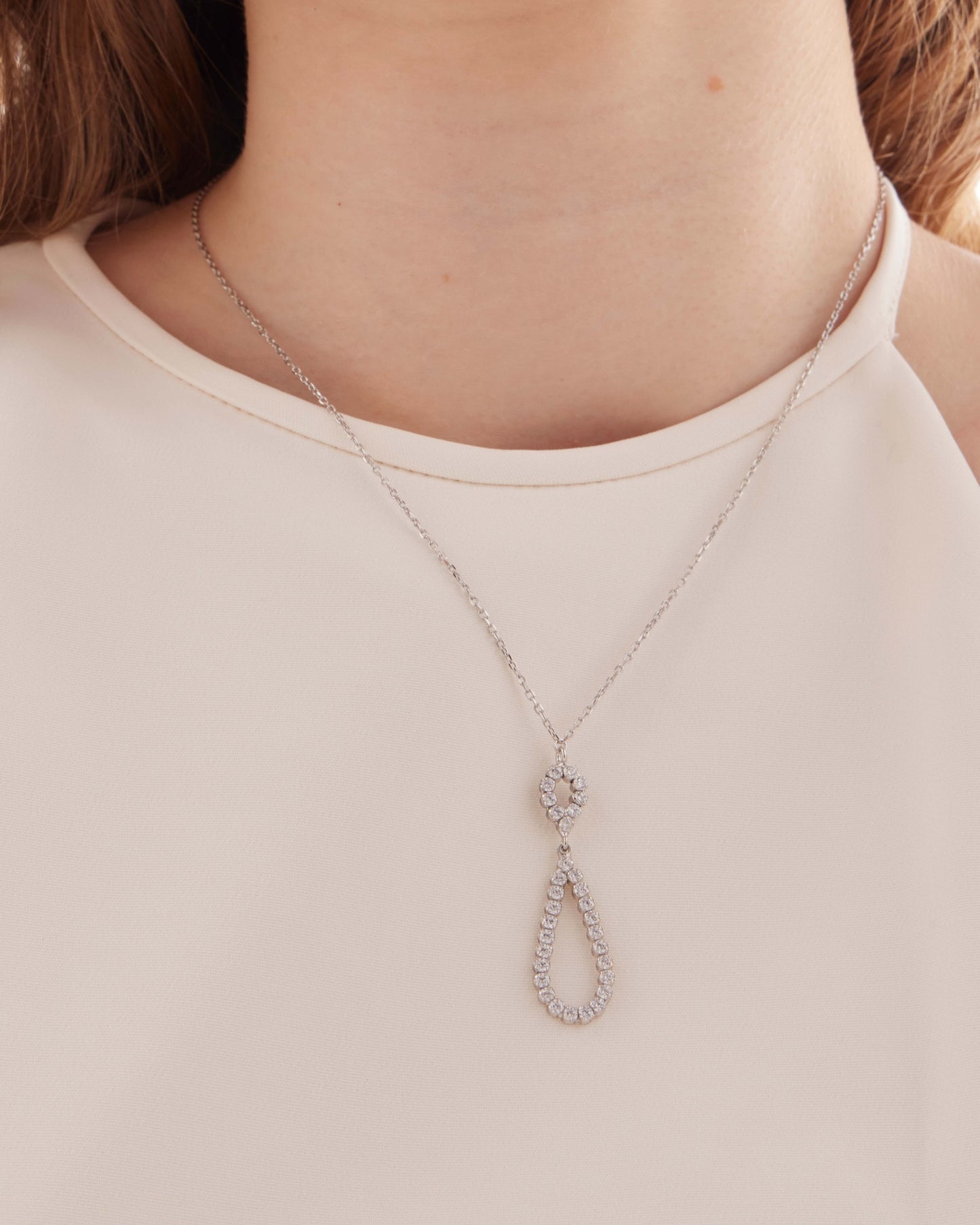 Collar corto lágrima grande Lieve con cristal riviere blanco en Plata baño Rodio