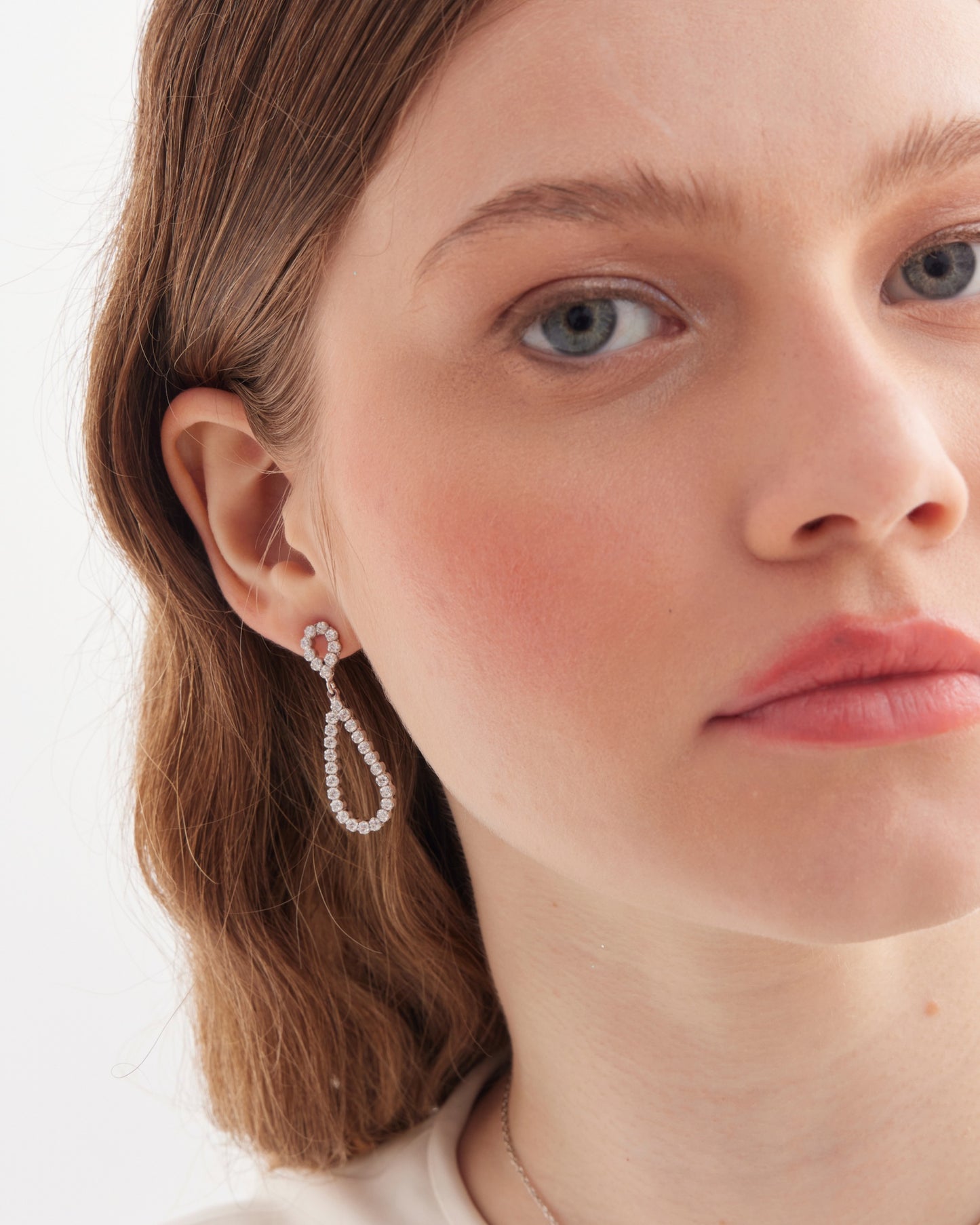 Pendientes largos lágrima grande Lieve con cristal riviere blanco en Plata baño Rodio