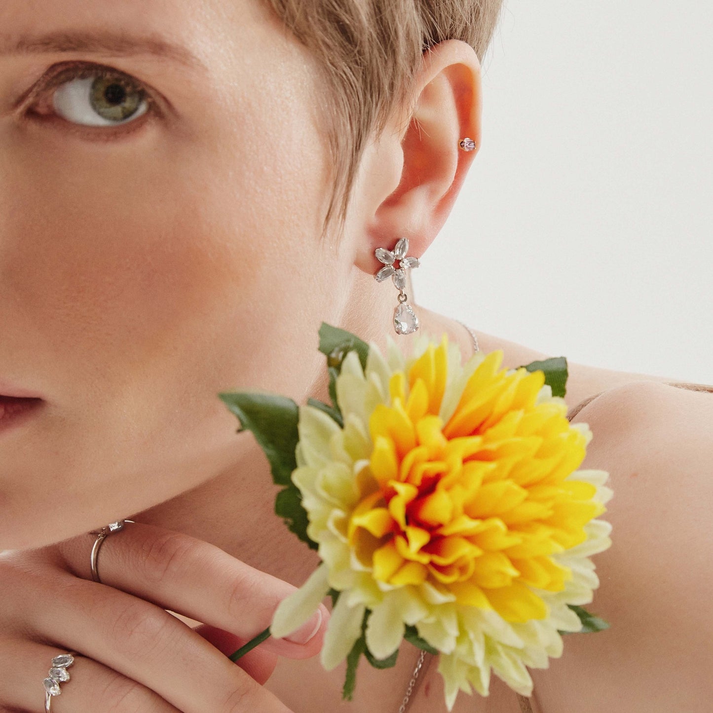 Pendientes cortos Grace flor cristal blanco en Plata baño rodio