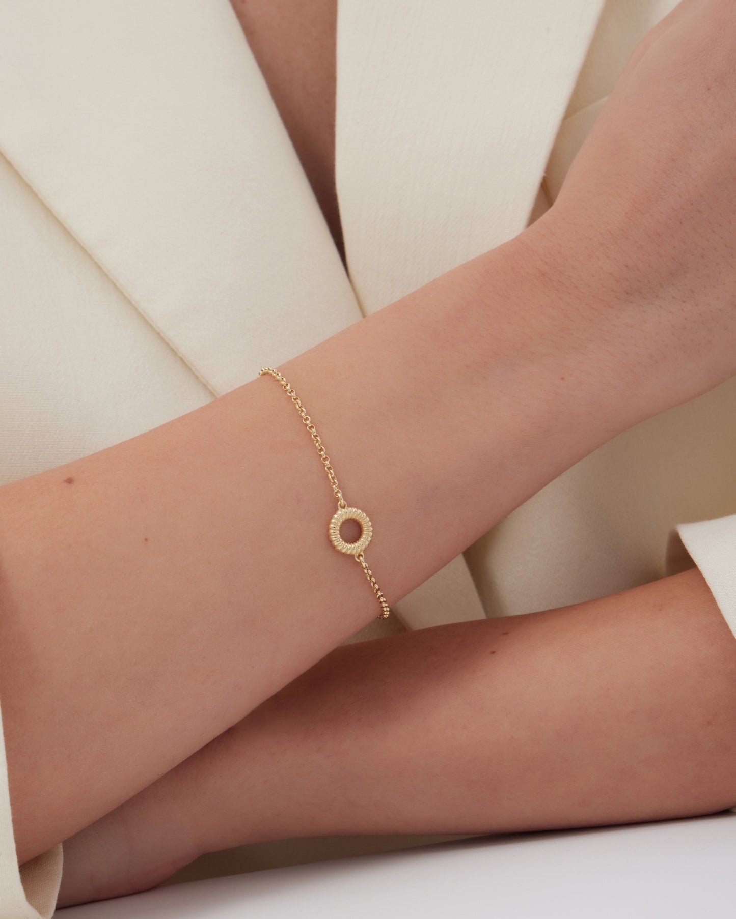 Pulsera Solene círculo textura en Plata baño Oro