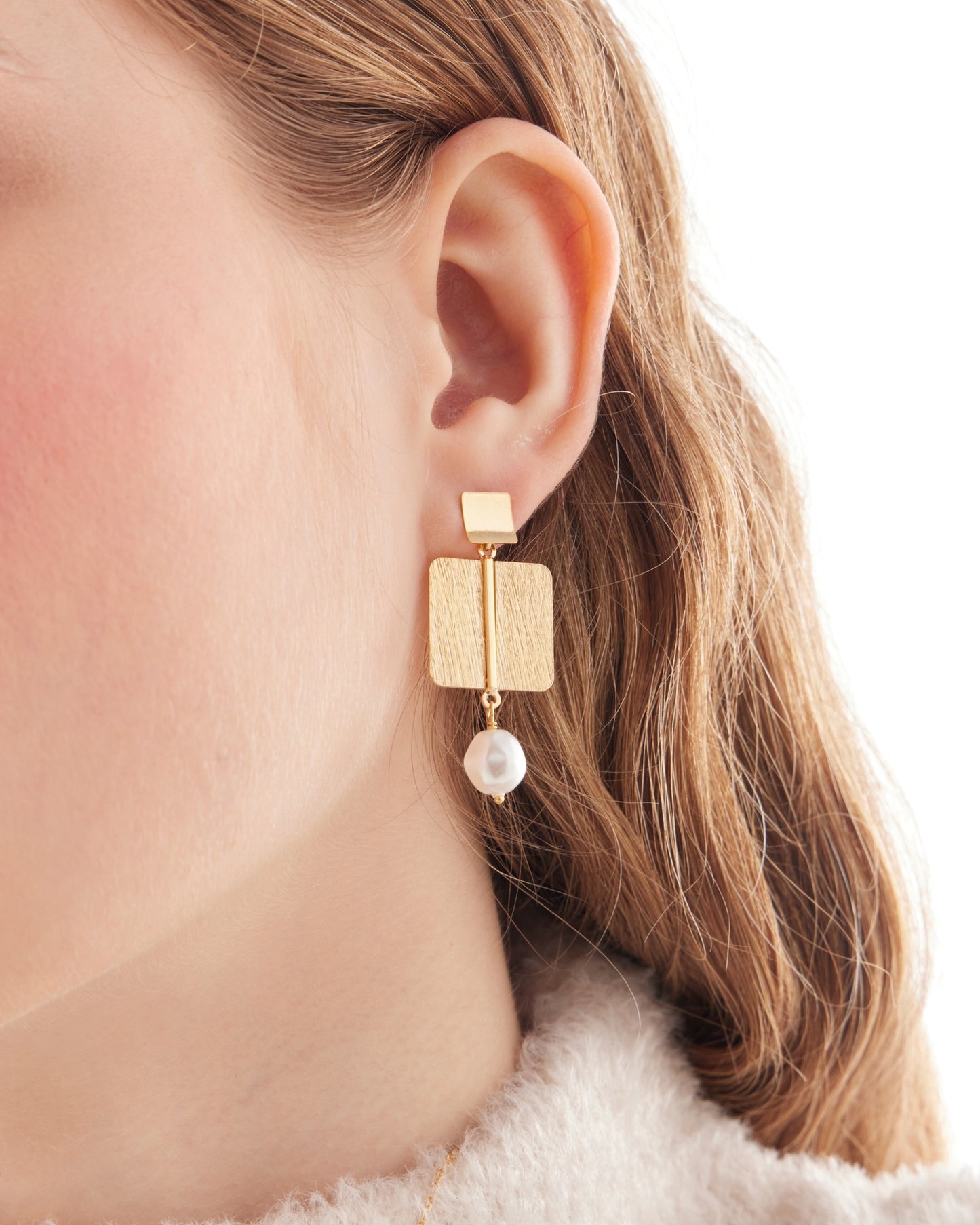 Pendientes largos textura cuadrado Sera con perla barroca en Plata