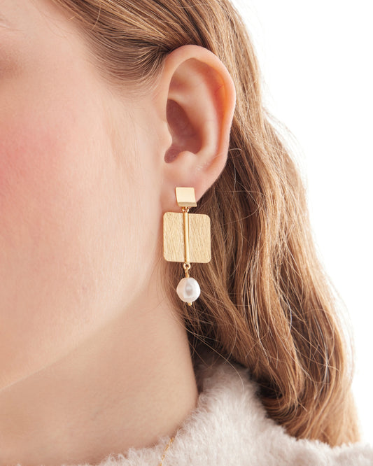 Pendientes largos textura cuadrado Sera con perla barroca en Plata