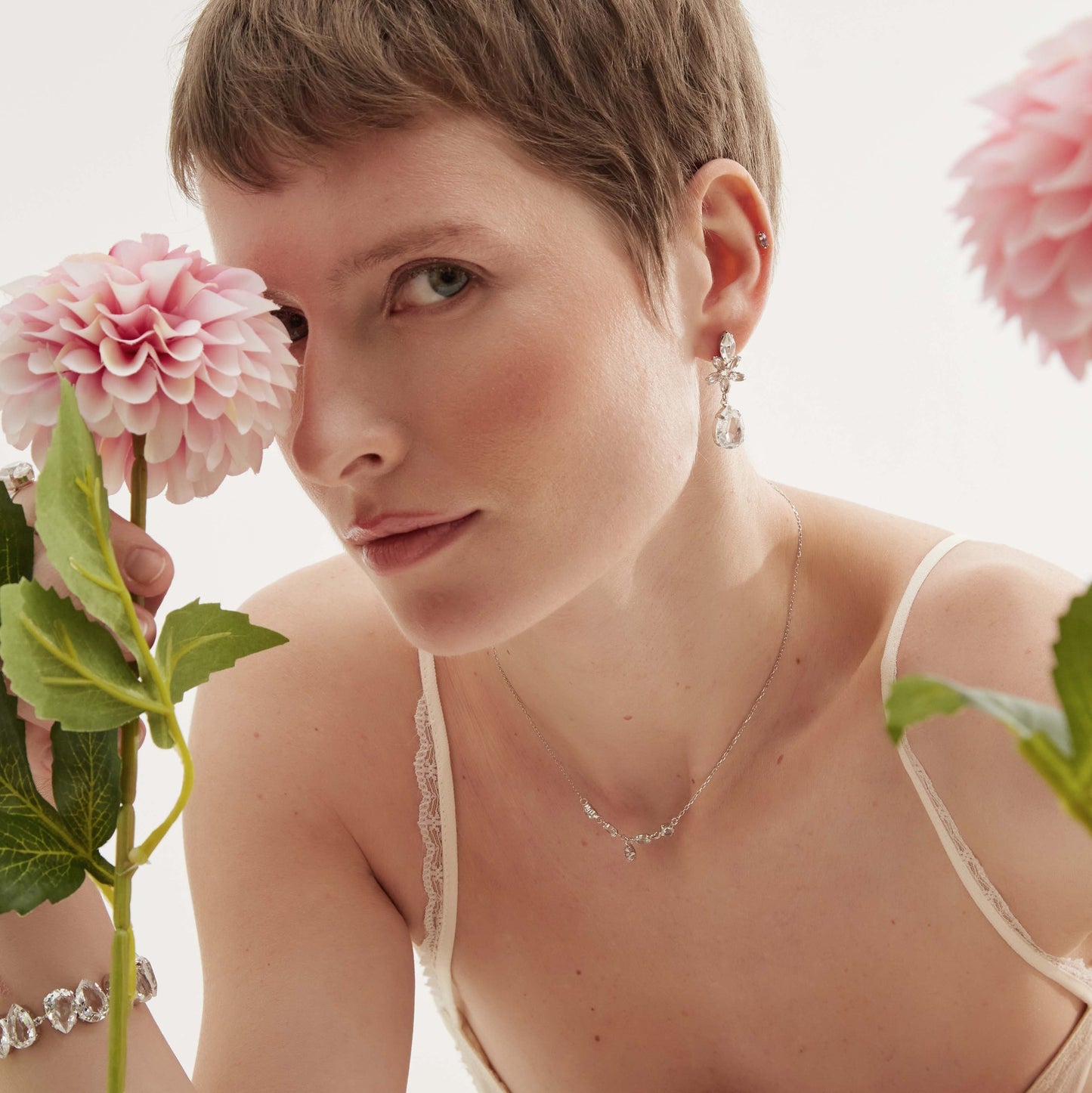 Pendientes cortos Grace flor cristal blanco en Plata baño rodio