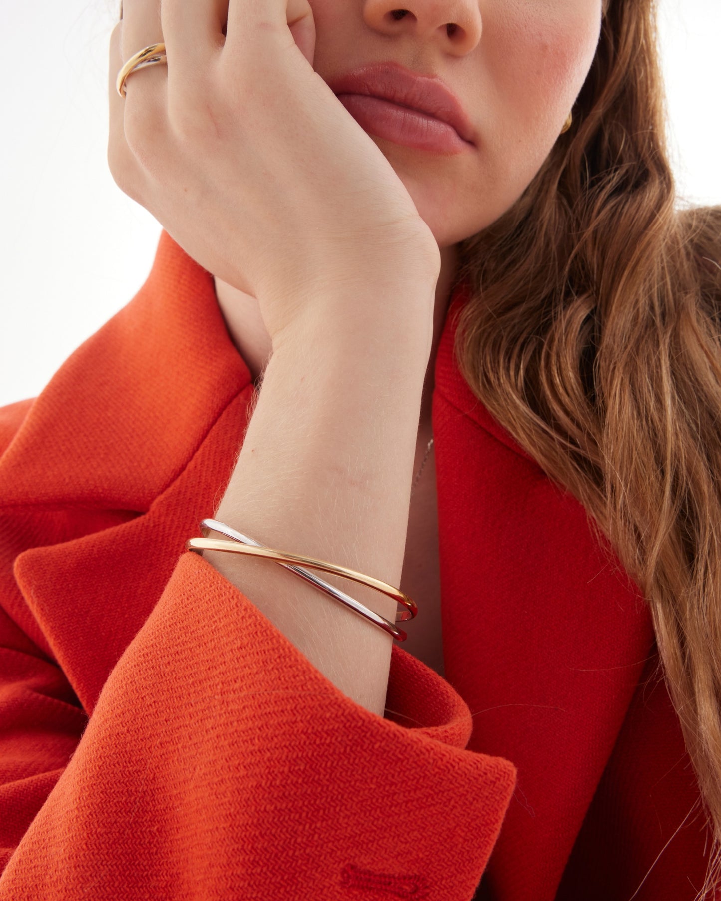 Brazalete bicolor cruzado Nivola en Plata baño Oro y Rodio