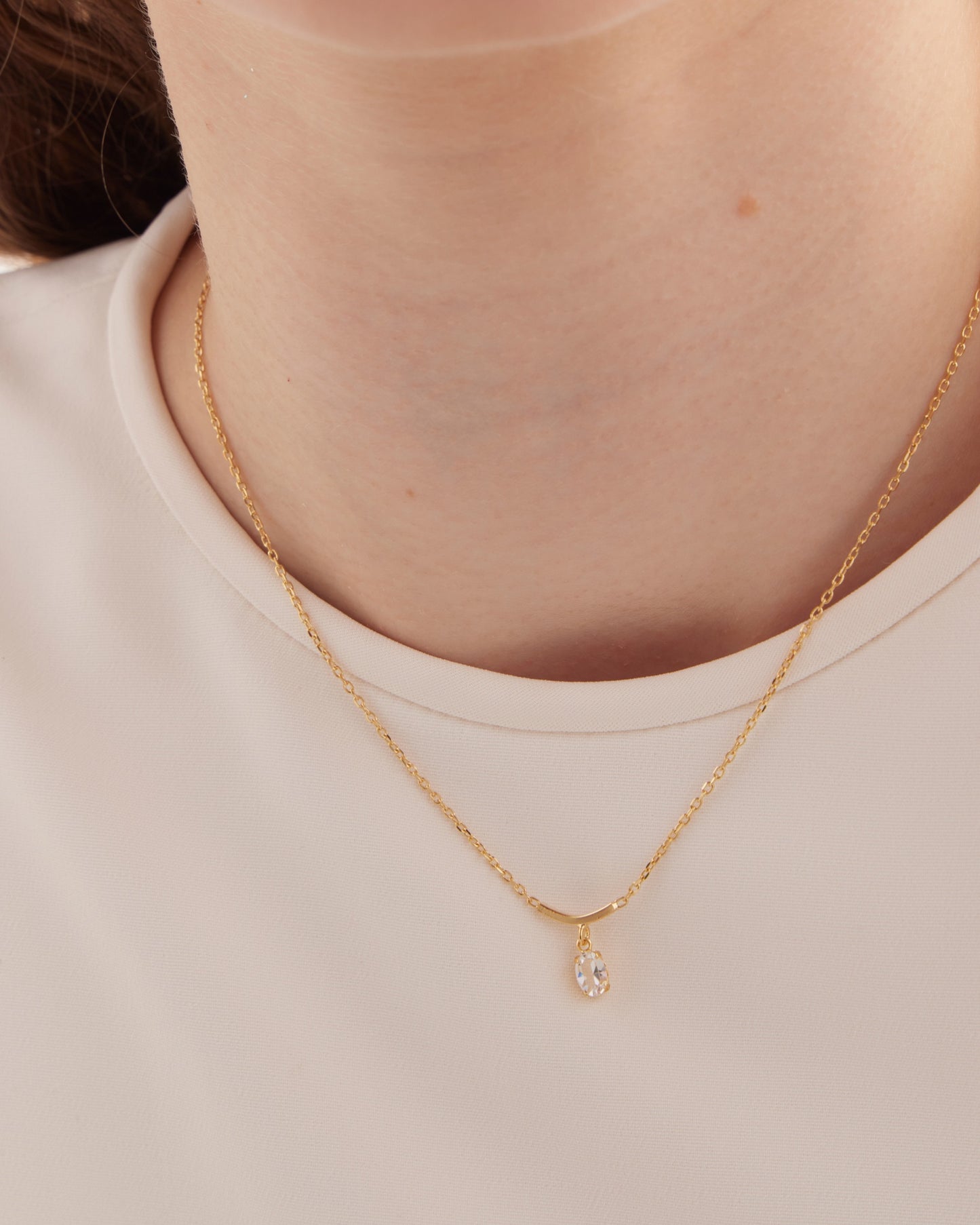 Collar corto oval y arco Lieve con cristal blanco en Plata