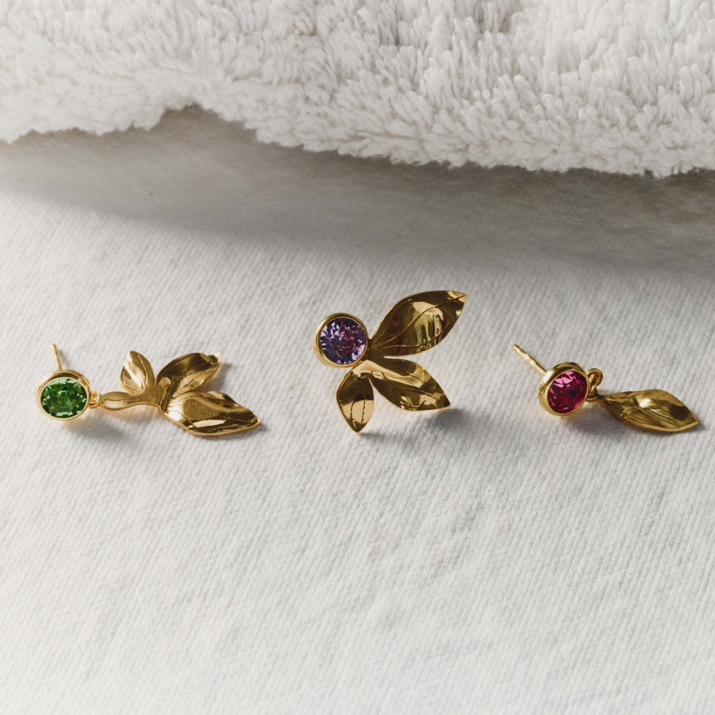 Pendientes cortos hoja Bom Dia con 7mm cristal violeta en Plata baño Oro