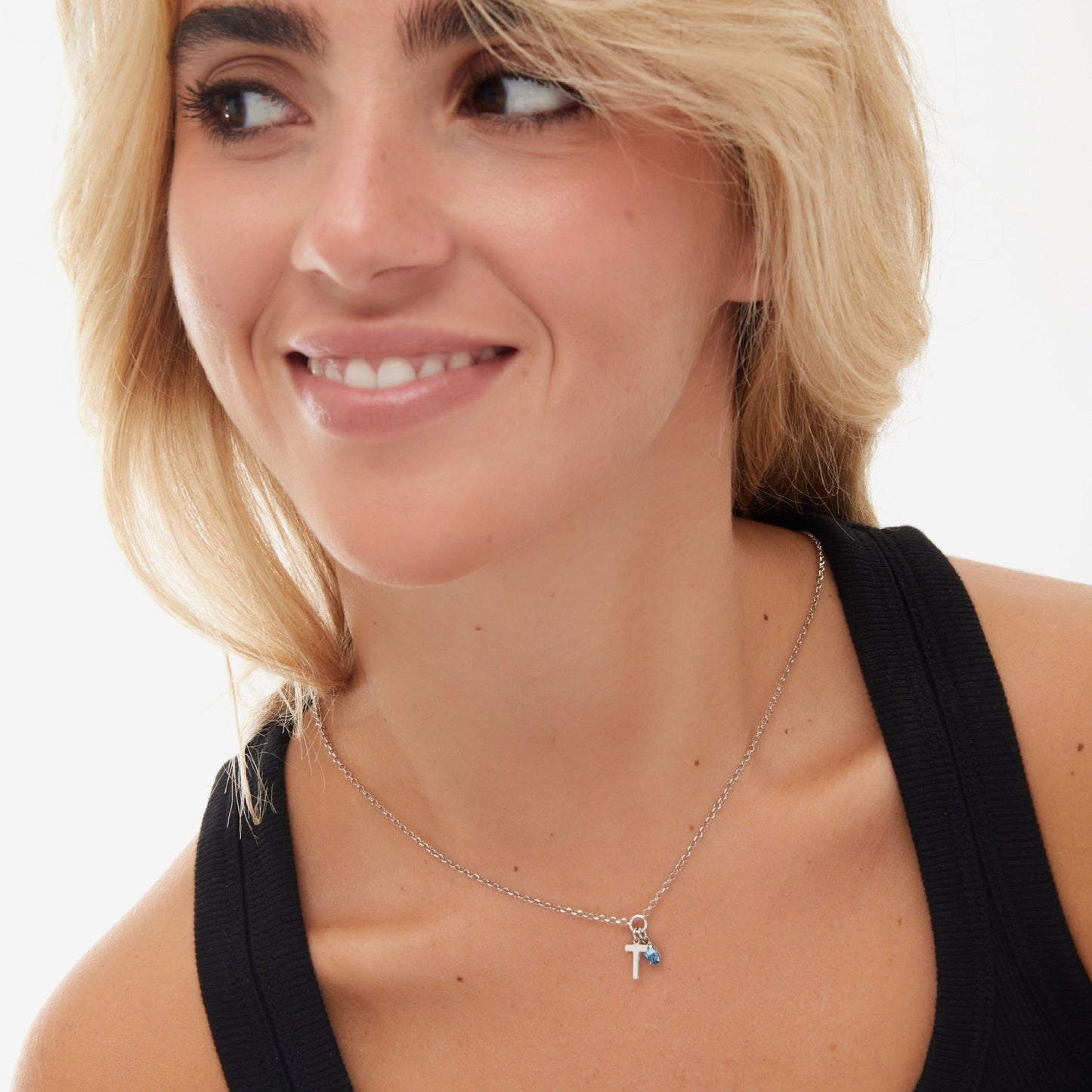 Collar corto Initiale letra cristal azul en Plata baño rodio