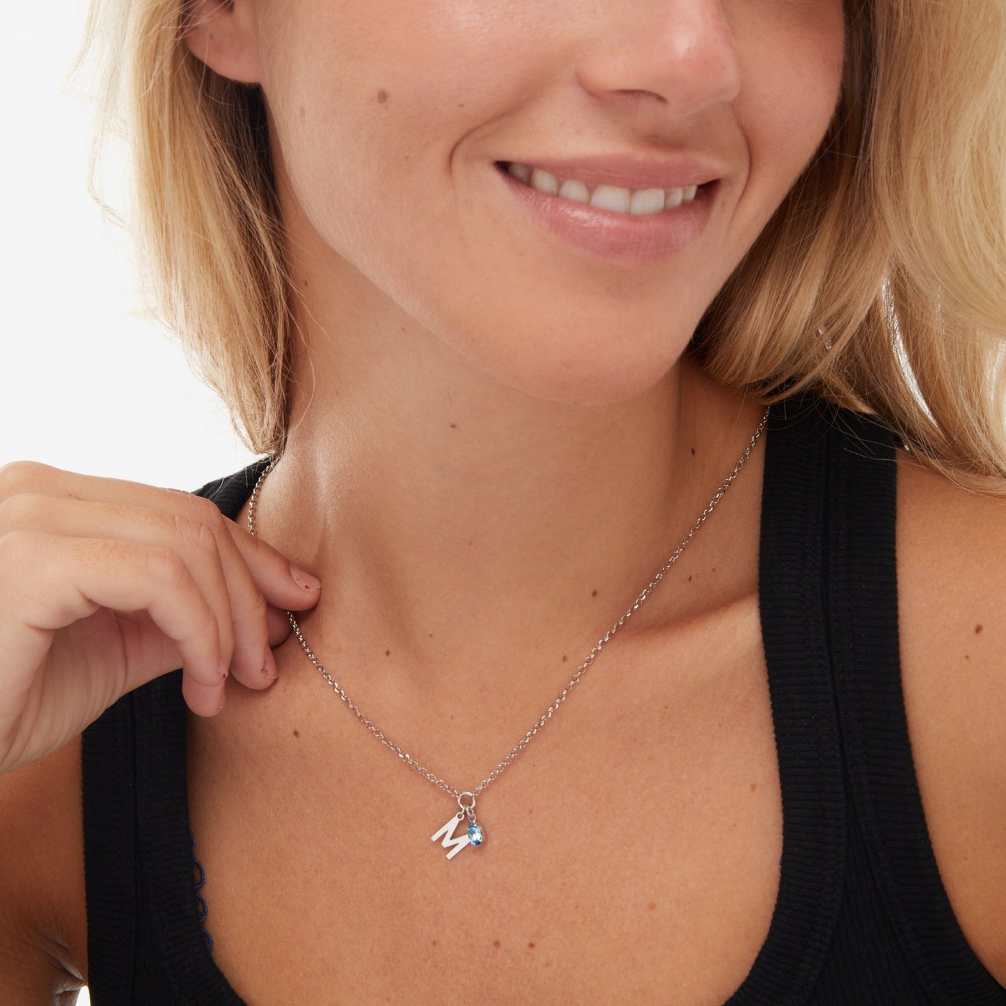 Collar corto Initiale letra cristal azul en Plata baño rodio