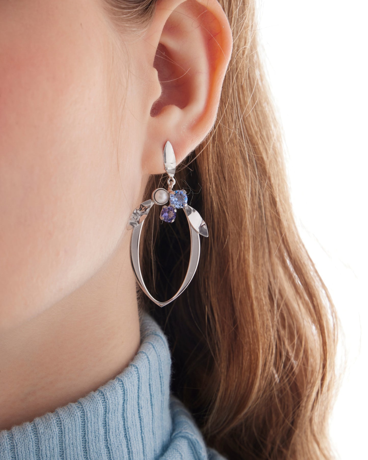Pendientes largos hoja Alpina con cristales azules y perlas en Plata baño Rodio