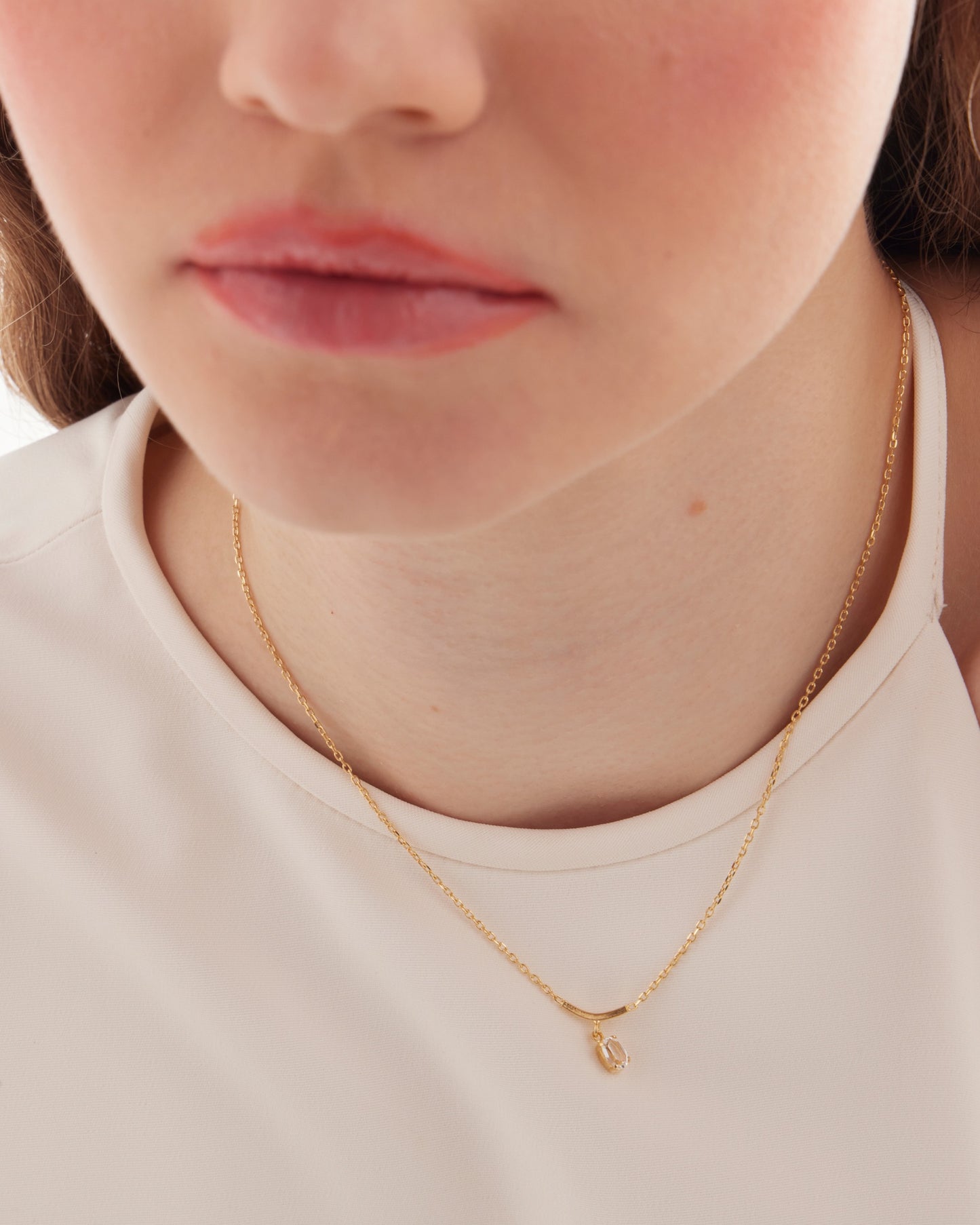 Collar corto oval y arco Lieve con cristal blanco en Plata