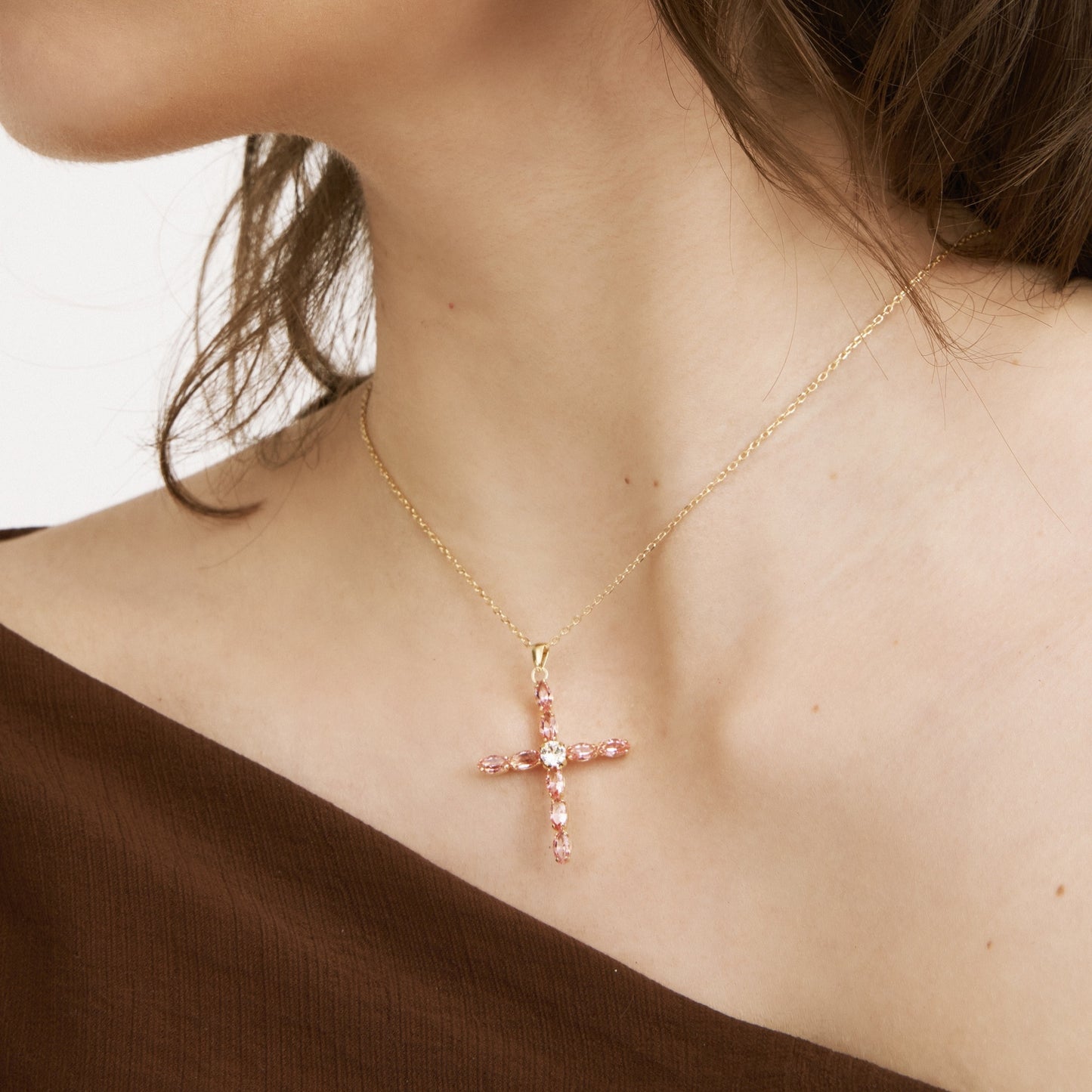 Collar corto Estaciones cruz cristal en Plata baño Oro