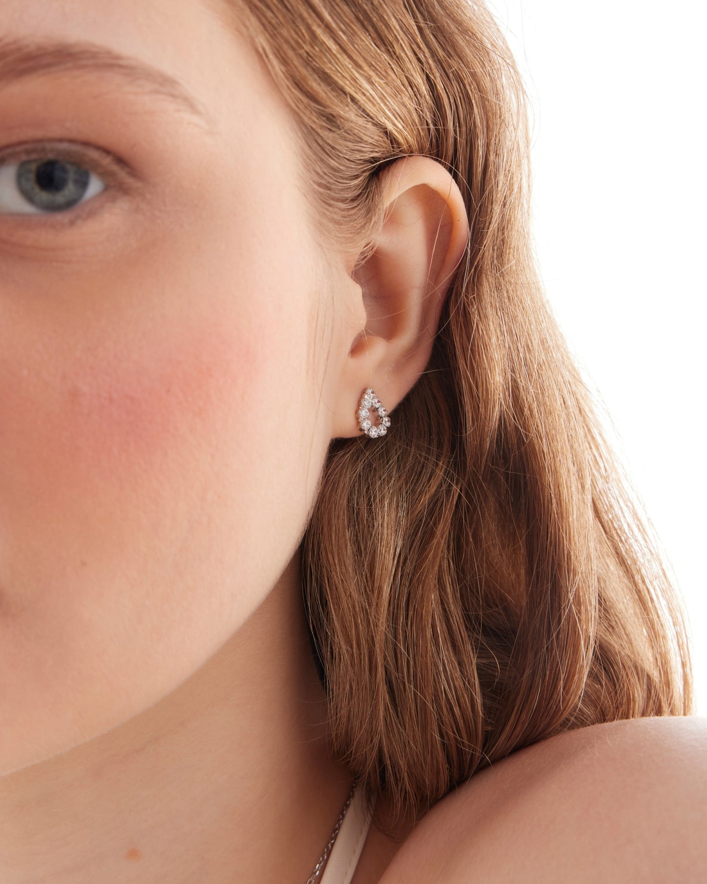 Pendientes botón lágrima pequeña Lieve con cristal riviere blanco en Plata baño Rodio