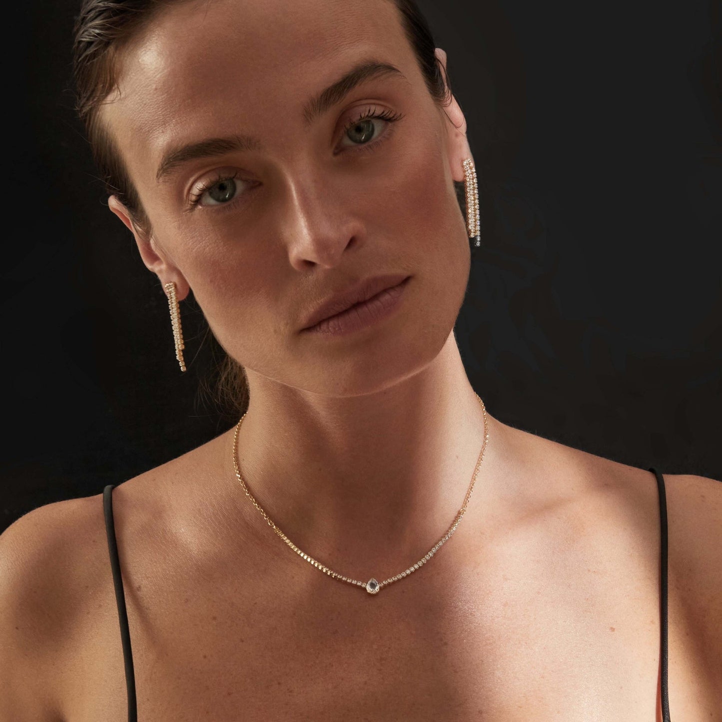 Collar corto Eunoia cristales riviere en Plata