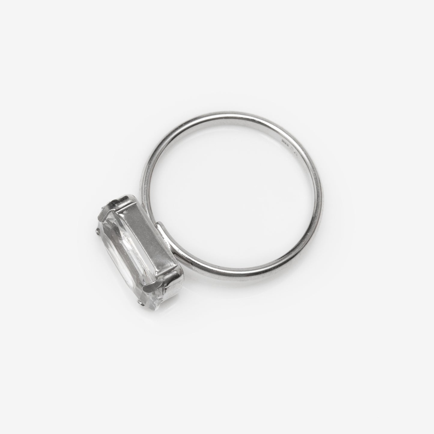 Anillo ajustable rectángulo Lieve con cristal blanco en Plata baño oro