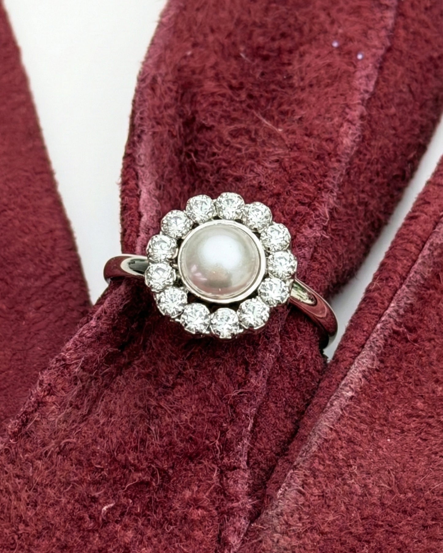 Anillo ajustable Muá rosetón con perla y cristales riviere blanco en plata baño rodio