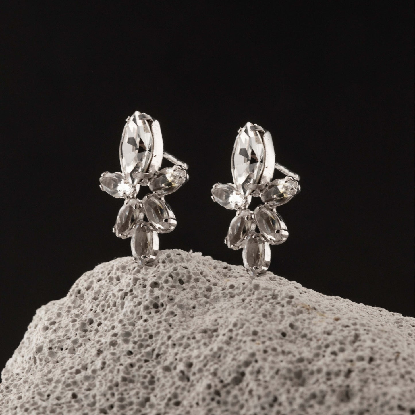 Pendientes cortos Grace cristal blanco en Plata baño rodio
