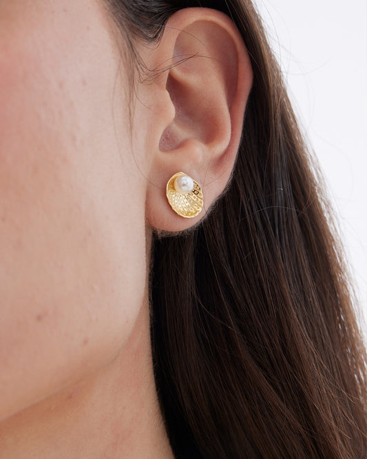 Pendientes botón Solene concha con perla en Plata baño Oro