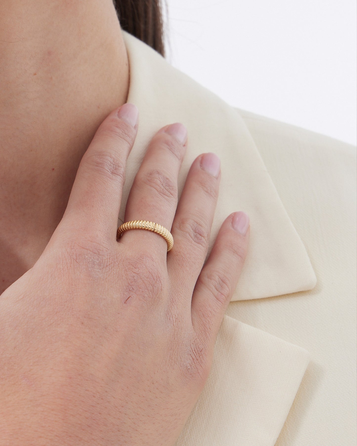 Anillo ajustable Solene textura en Plata baño Oro