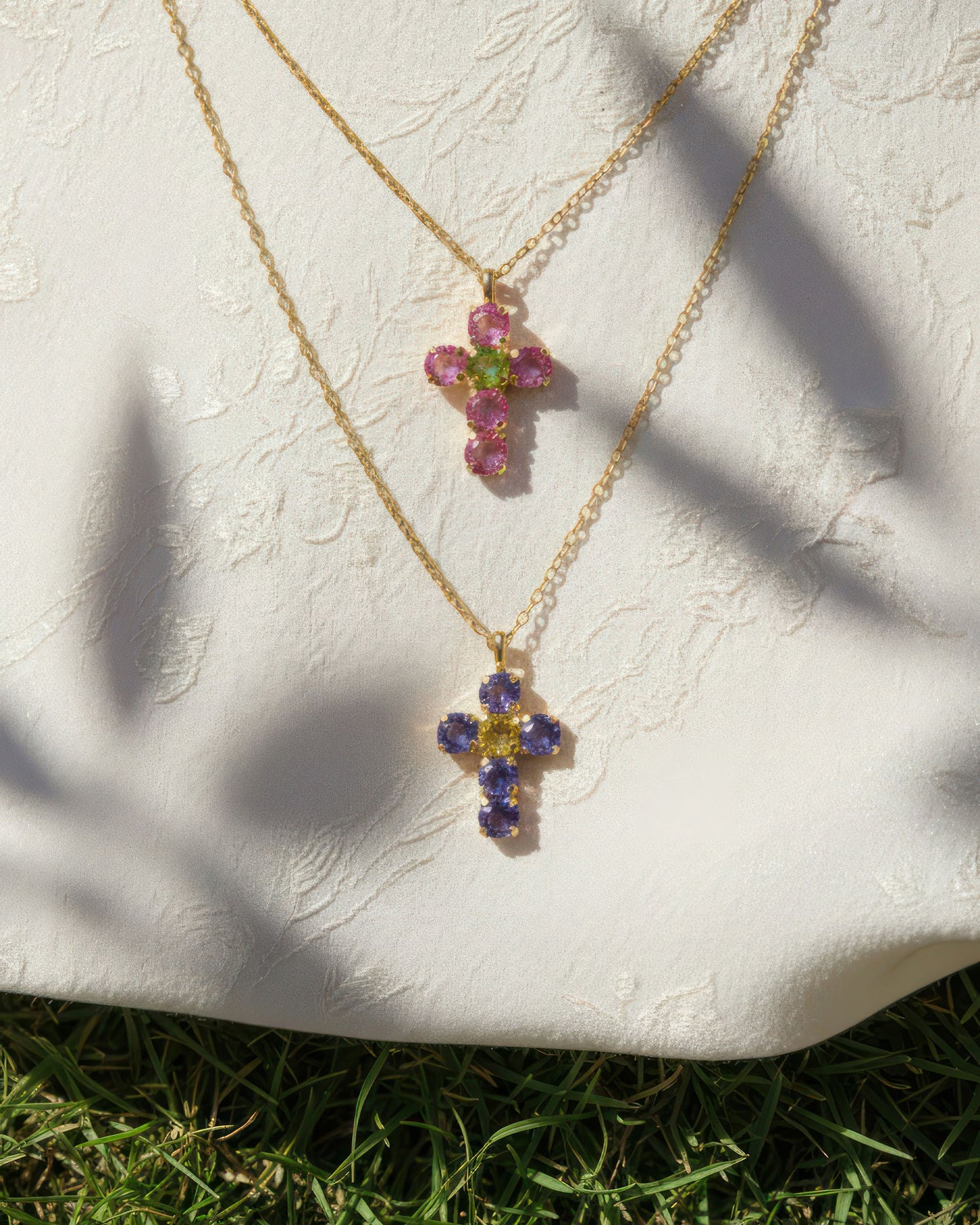 Collar corto Fleur cruz con cristal en Plata baño Oro