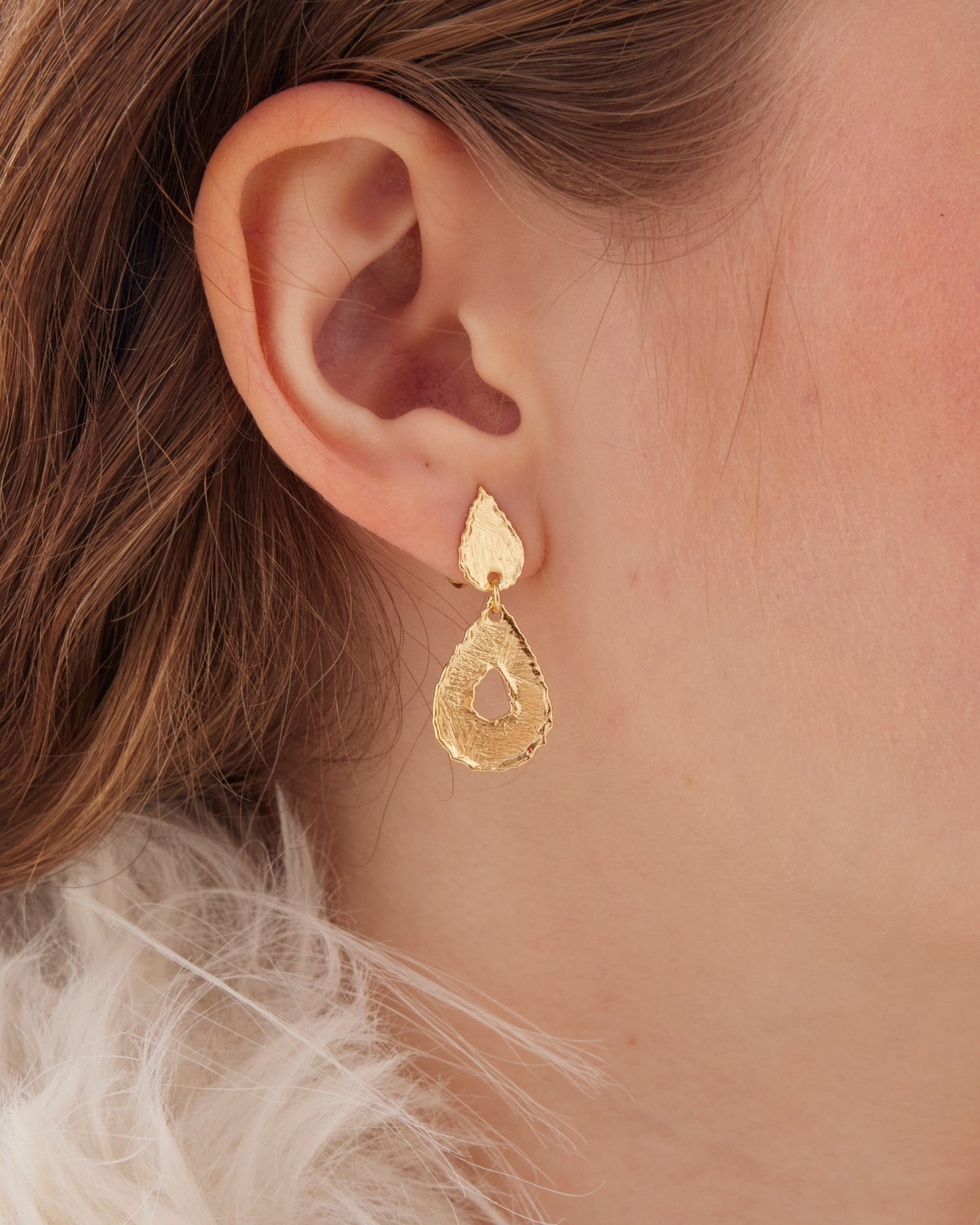 Pendientes cortos textura lágrima Alaska en Plata