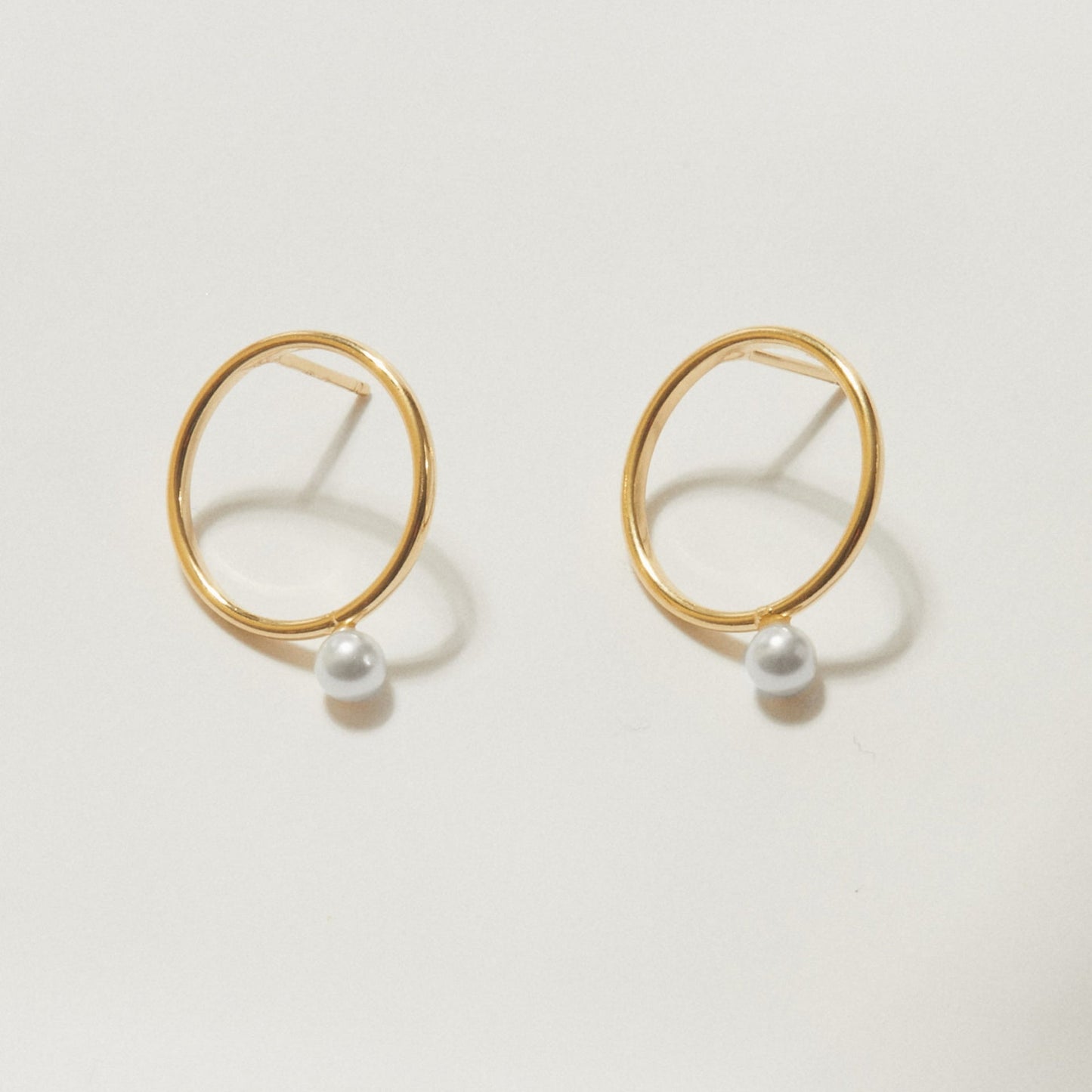 Pendientes cortos Perlite círculo perla en Plata