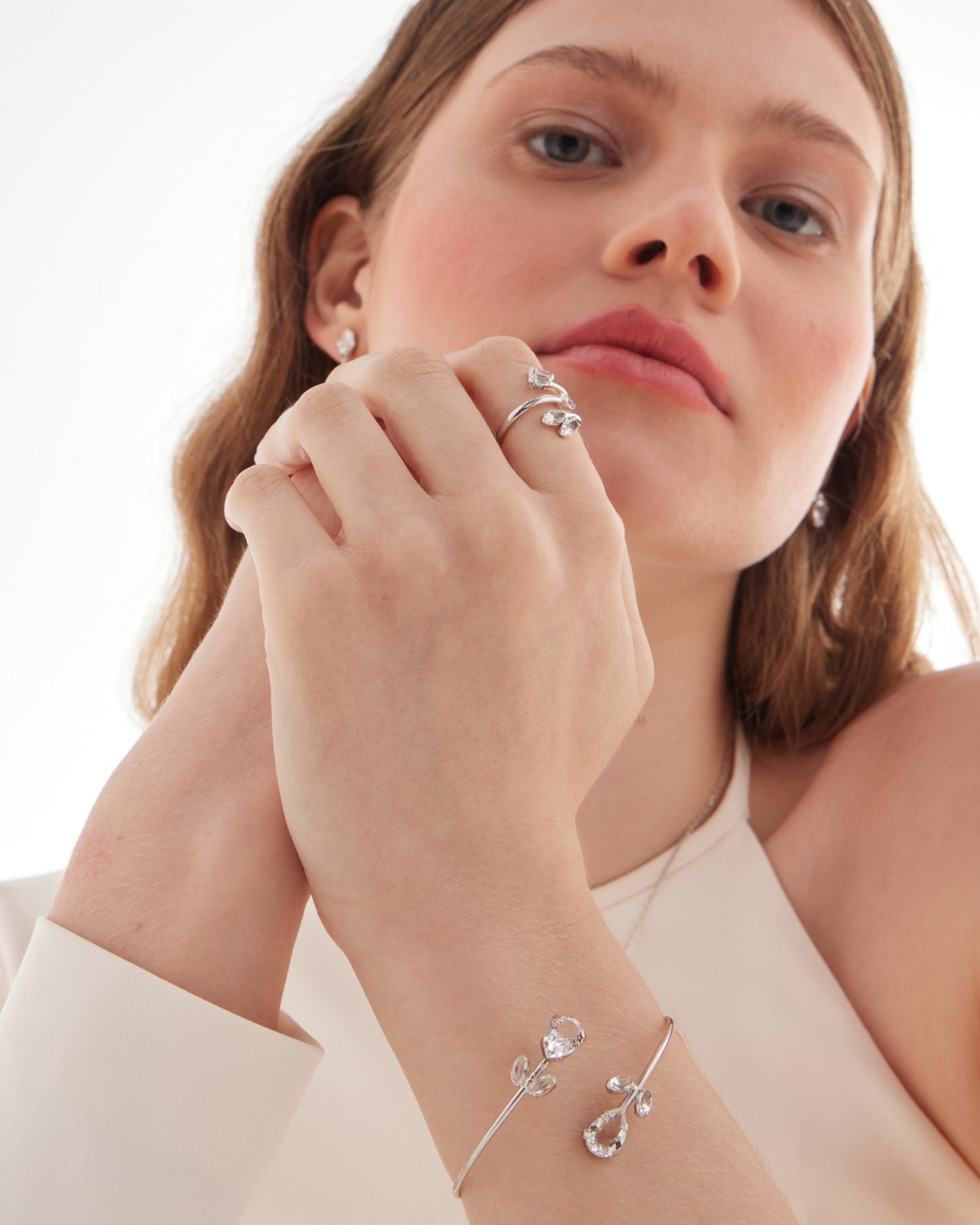 Brazalete lágrima Lieve con cristal blanco en Plata baño Rodio