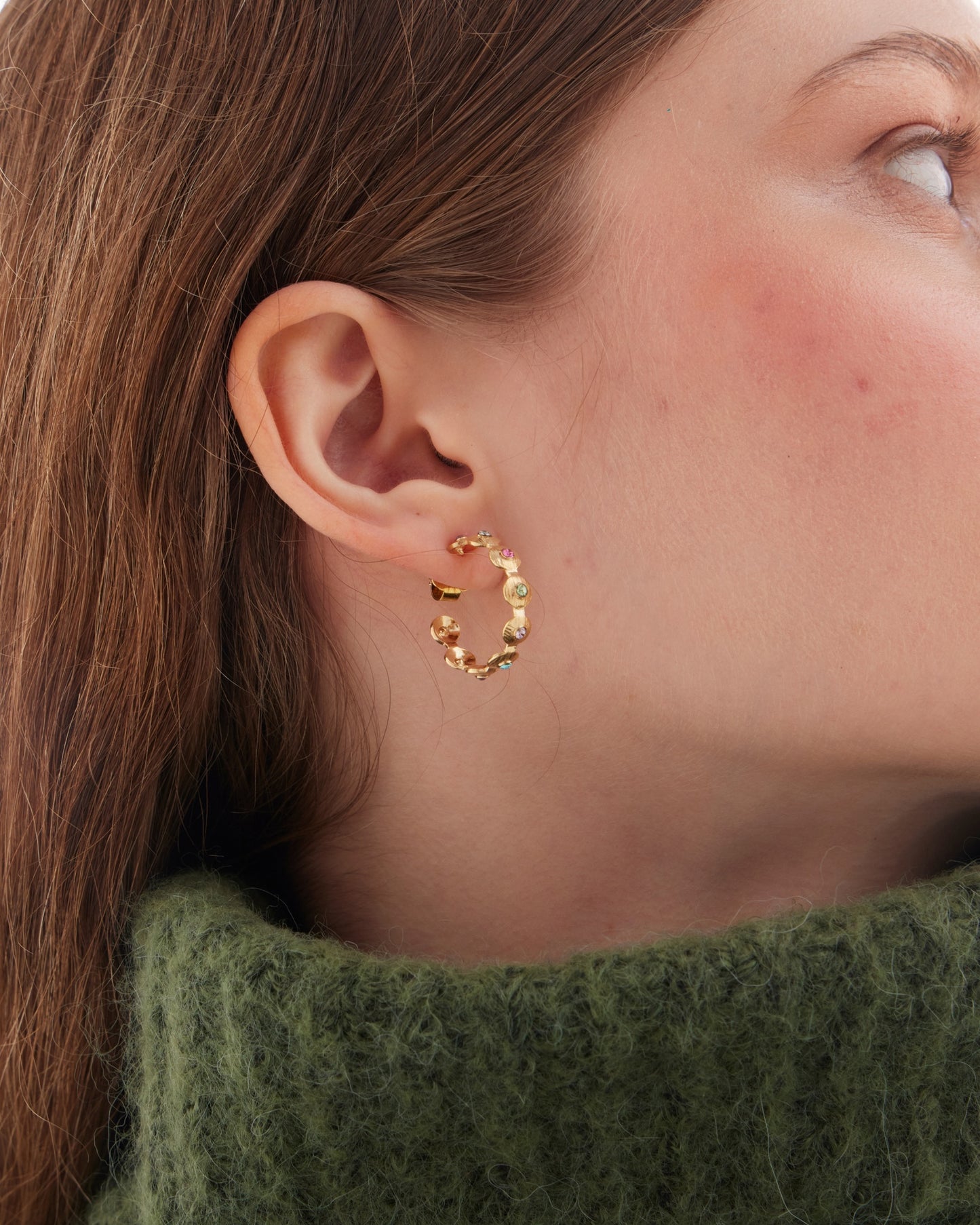 Pendientes aro textura círculo Bruma con cristal multicolor en Plata baño Oro
