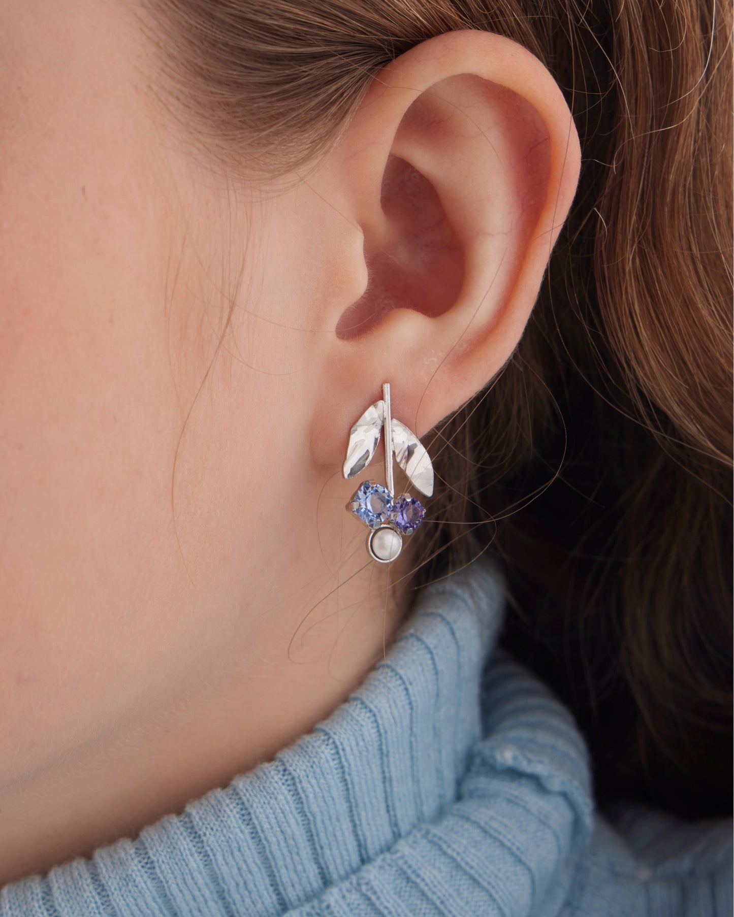 Pendientes cortos flor Alpina con cristales azules y perlas en Plata baño Rodio