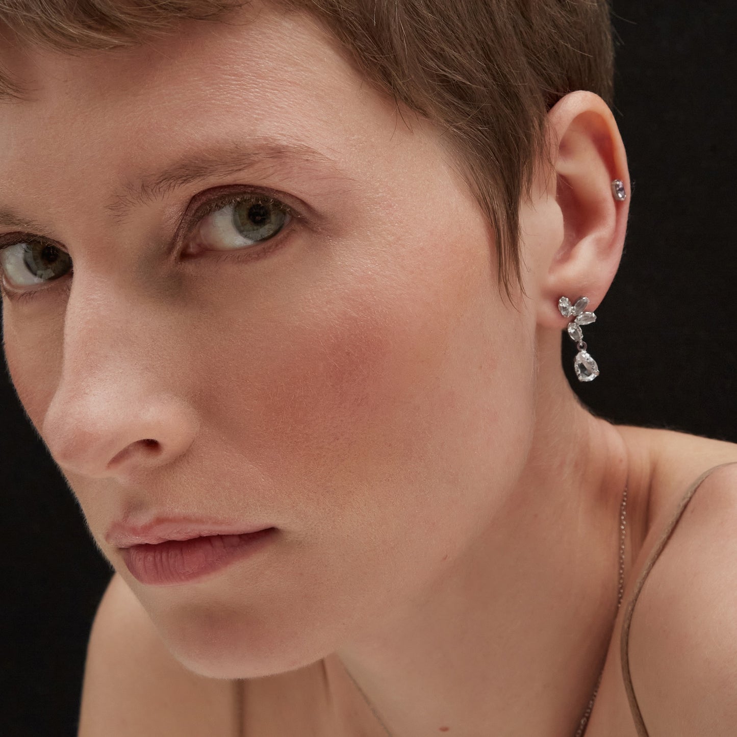 Pendientes cortos Grace flor cristal blanco en Plata baño rodio