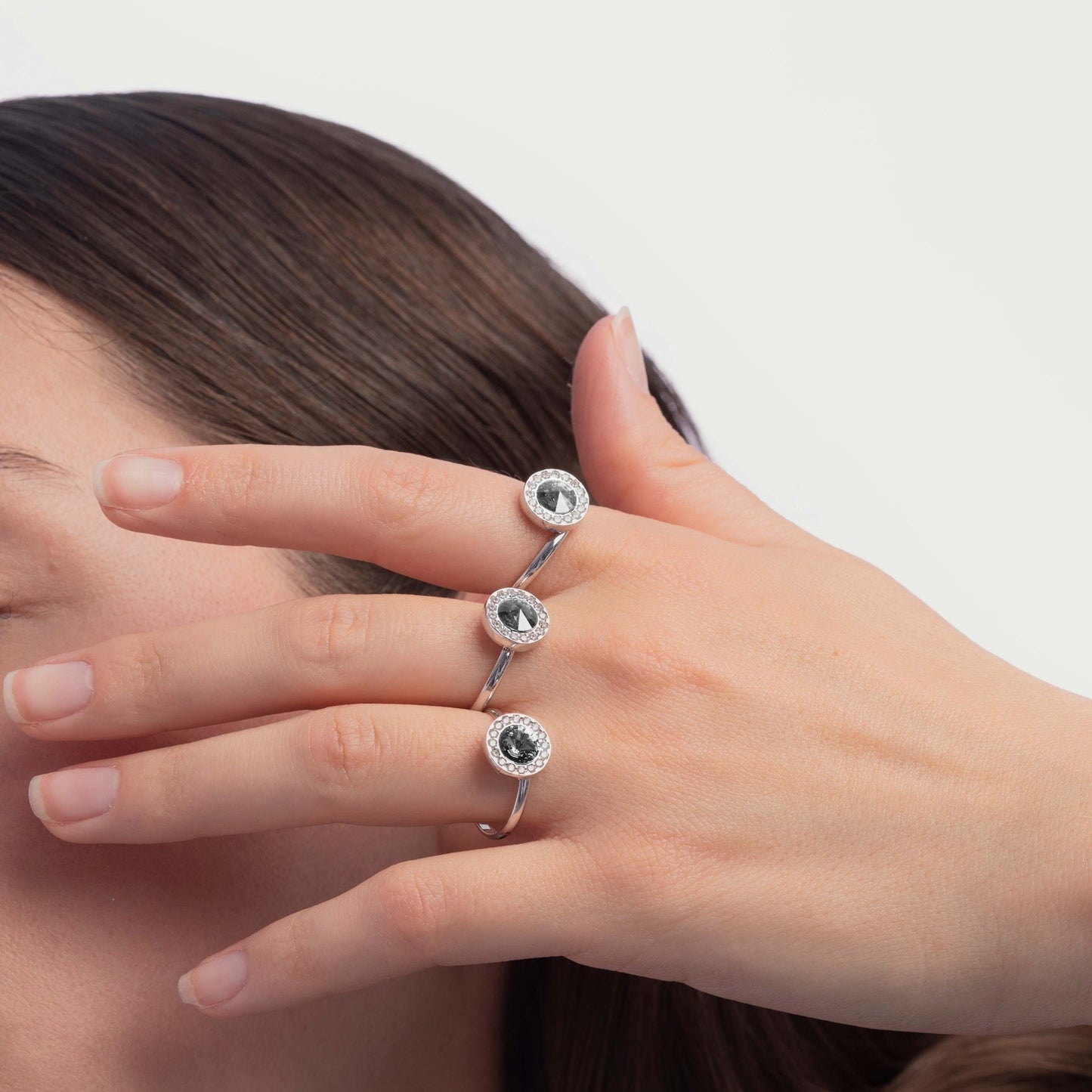Anillo Premium ajustable círculo con cristales riviere en Plata baño rodio