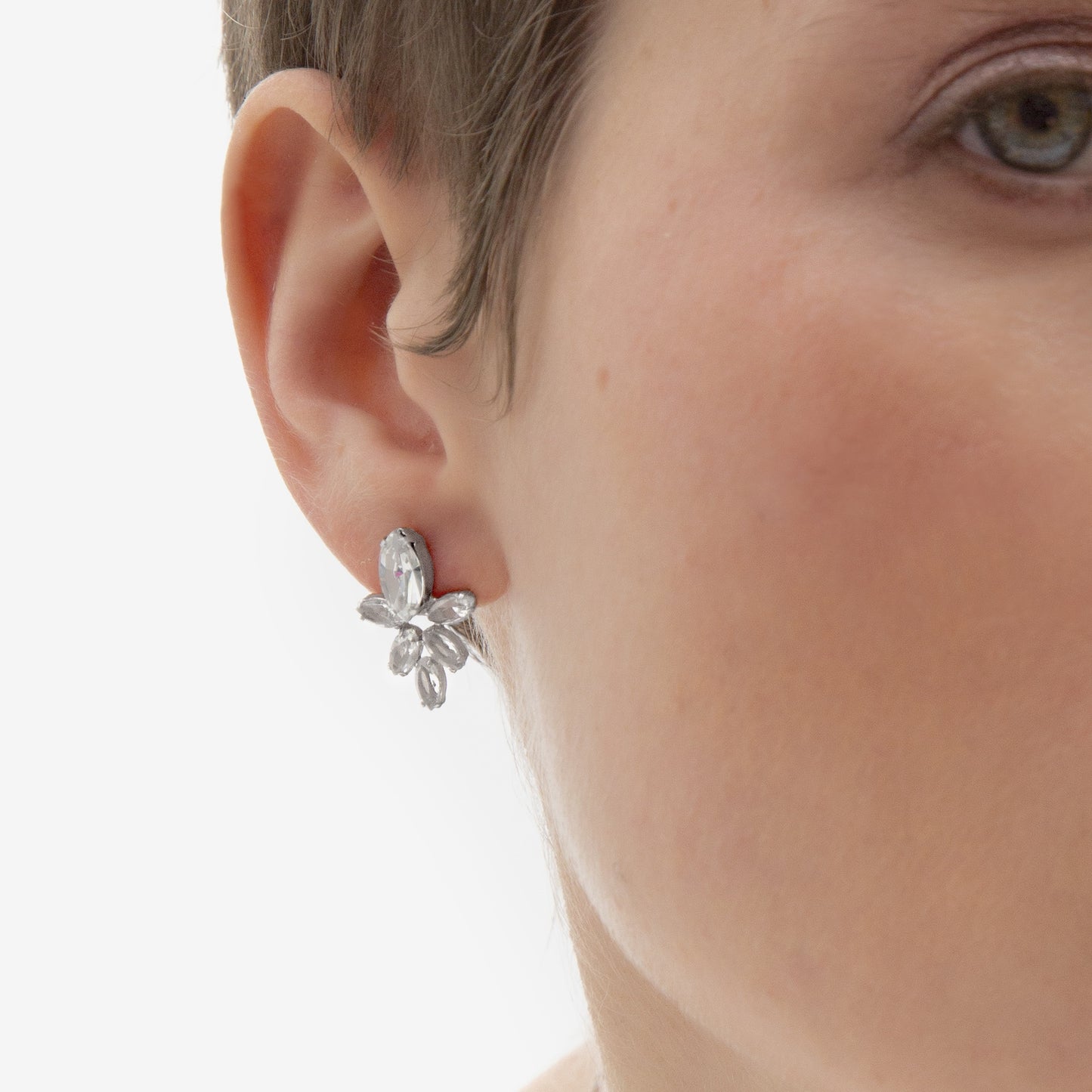Pendientes cortos Grace cristal blanco en Plata baño rodio