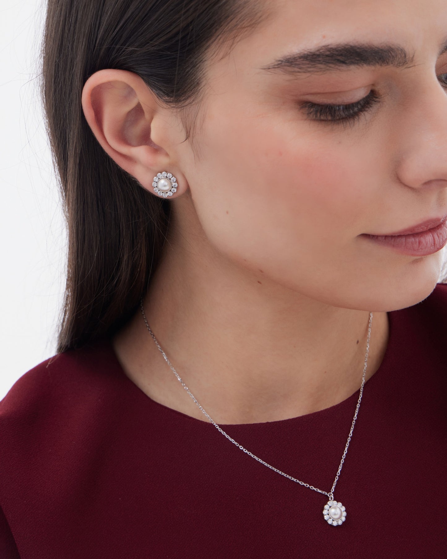 Pendientes botón Muá rosetón con perla y cristales riviere blanco en plata baño rodio