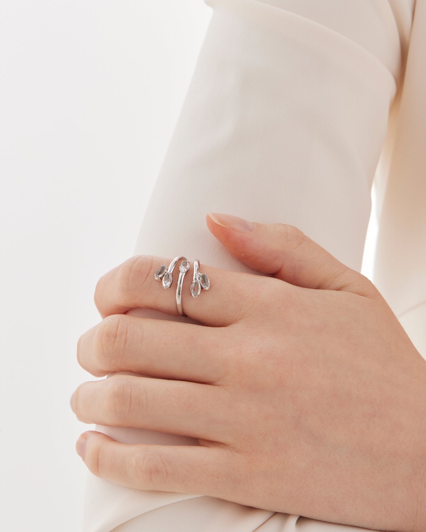 Anillo ajustable espiral Lieve con cristal blanco en Plata baño Rodio