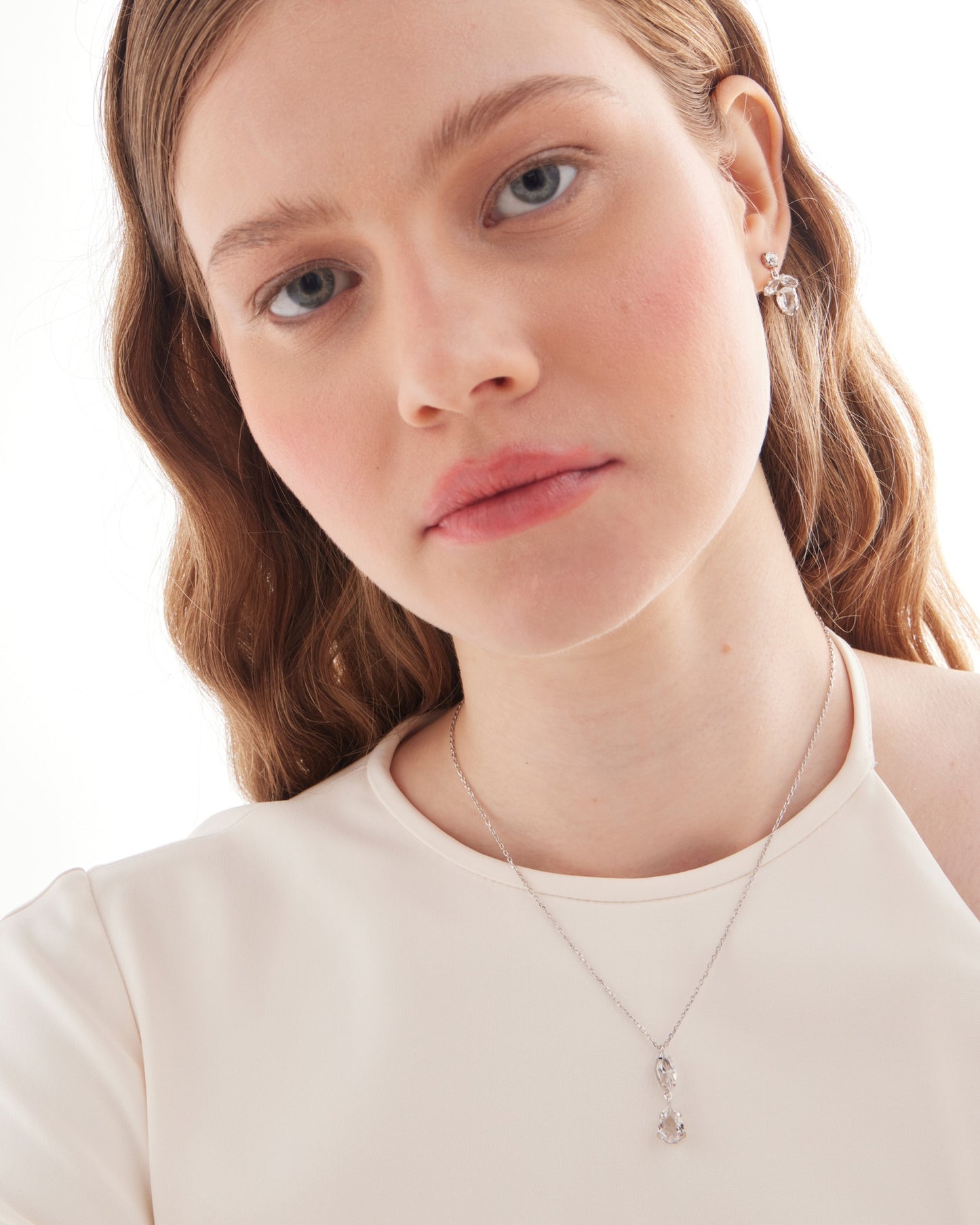 Pendientes cortos lágrima Lieve con cristal blanco en Plata baño Rodio