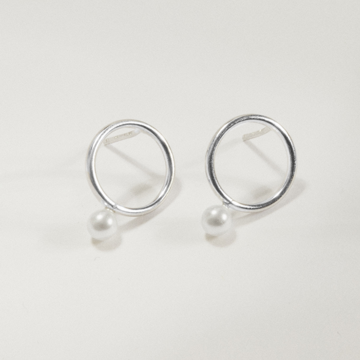 Pendientes cortos Perlite círculo perla en Plata