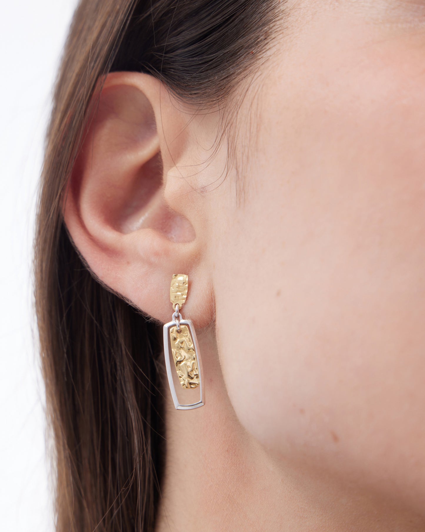 Avenue long rectangular earrings with a bicolour texture in silver.
