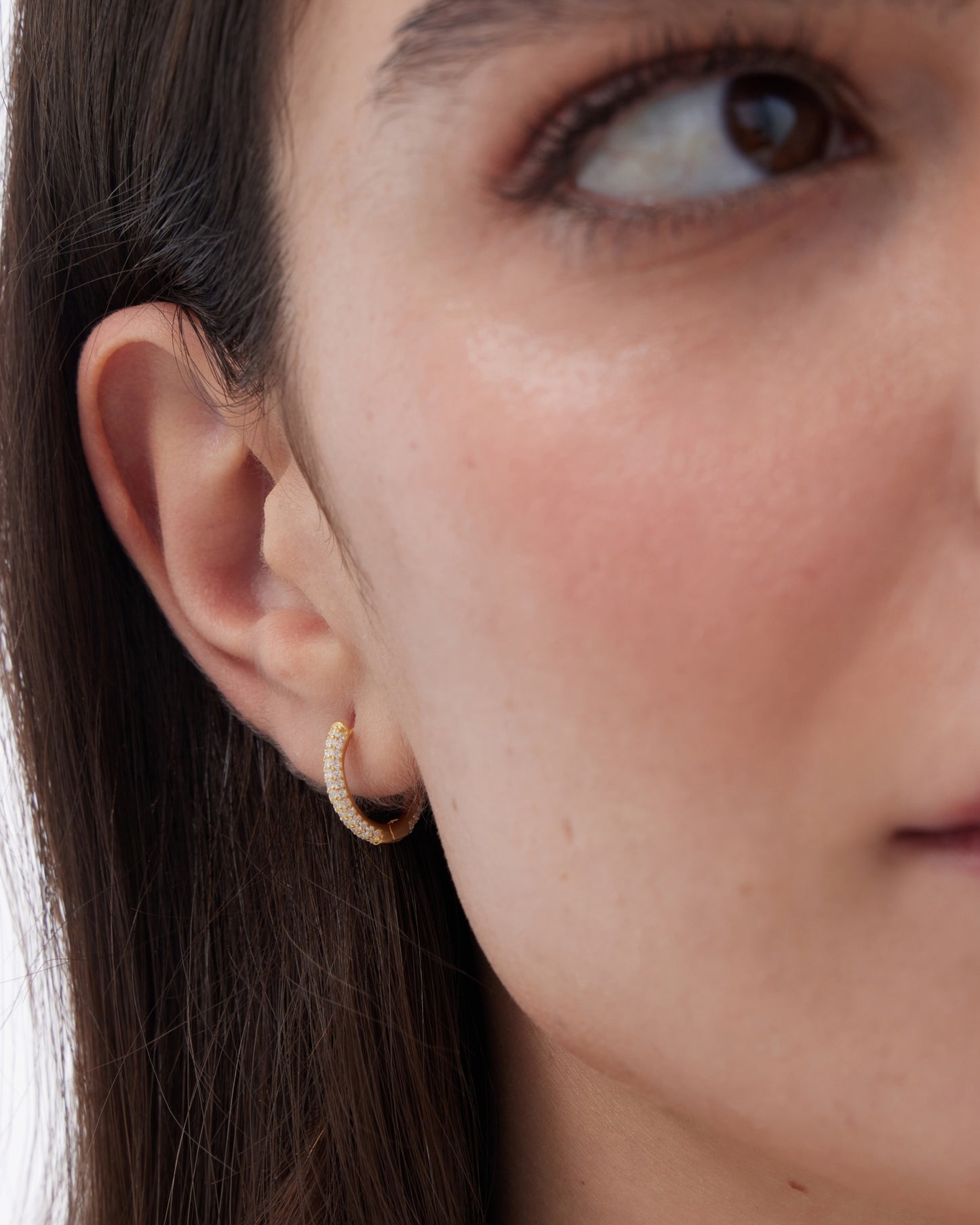 Pendientes aro 1,5cm click Lux con circonita blanca en Plata