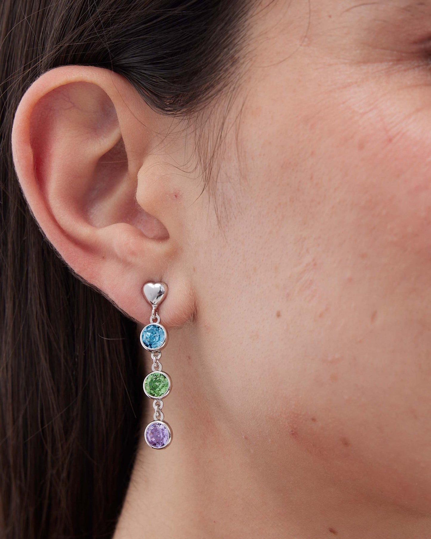 Pendientes largos Muá corazón con cristal multicolor en plata baño rodio