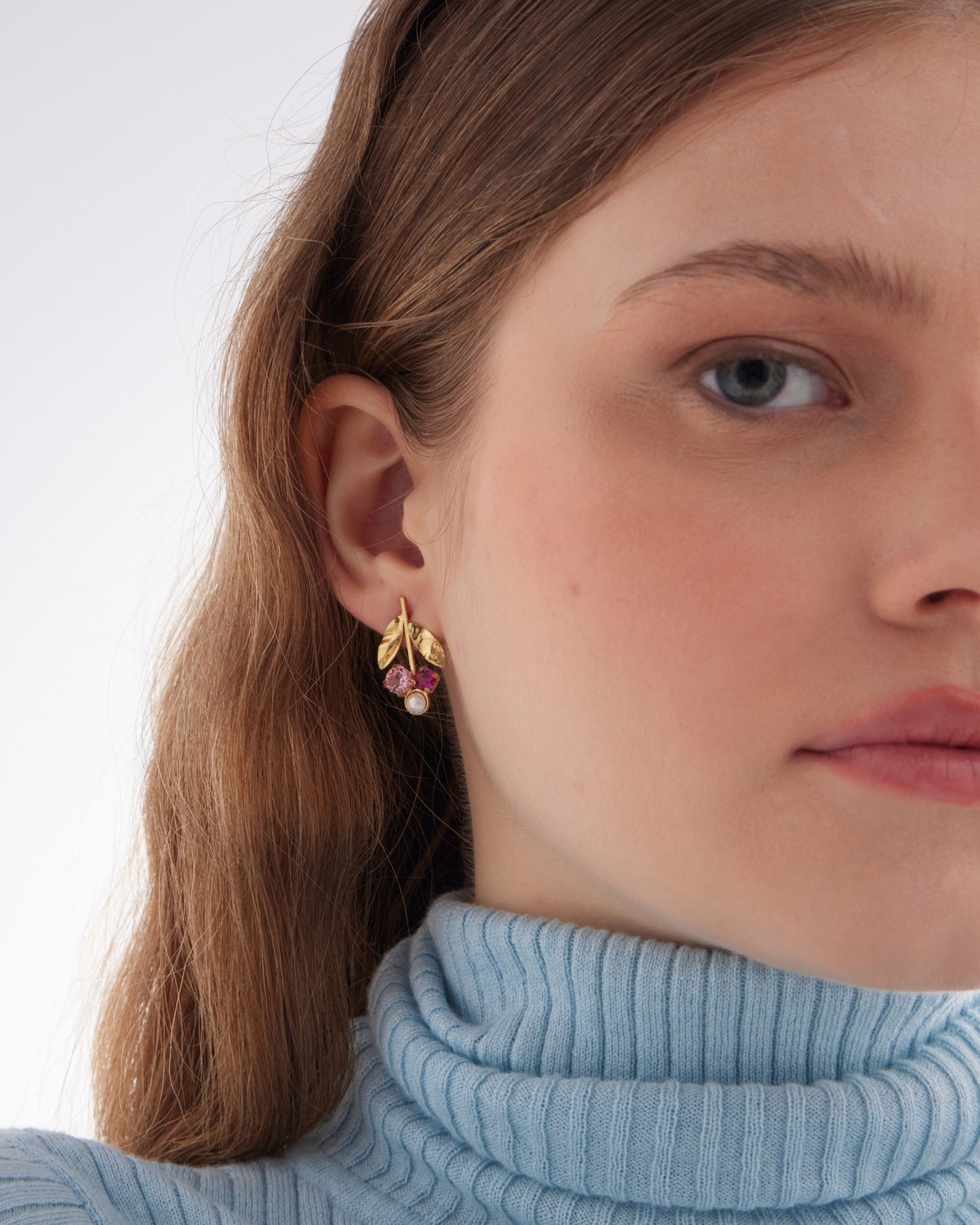 Pendientes cortos flor Alpina con cristales rosas y perlas en Plata baño Oro