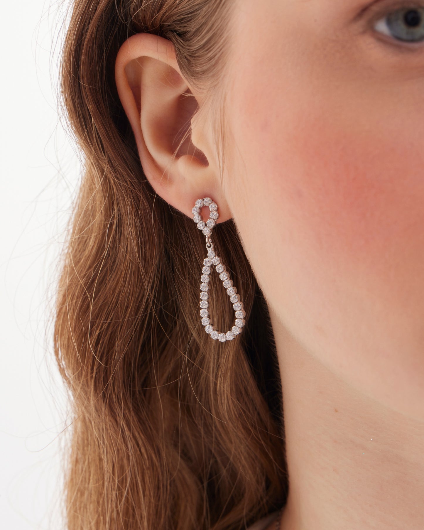 Pendientes largos lágrima grande Lieve con cristal riviere blanco en Plata baño Rodio