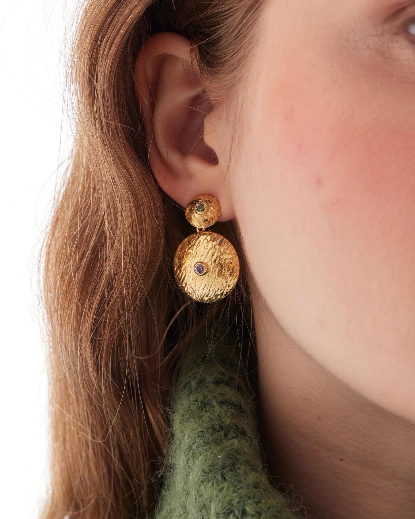 Pendientes largos textura círculo Bruma con cristal violeta en Plata baño Oro