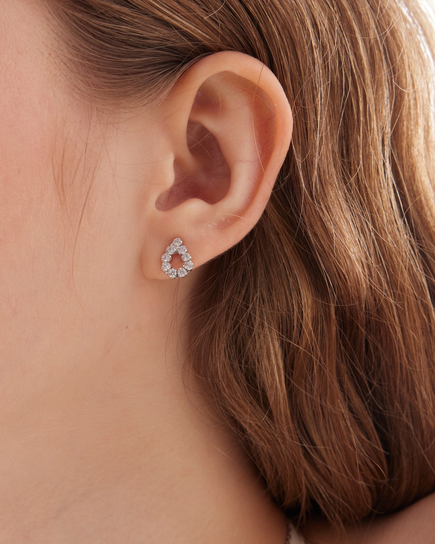 Pendientes botón lágrima pequeña Lieve con cristal riviere blanco en Plata baño Rodio