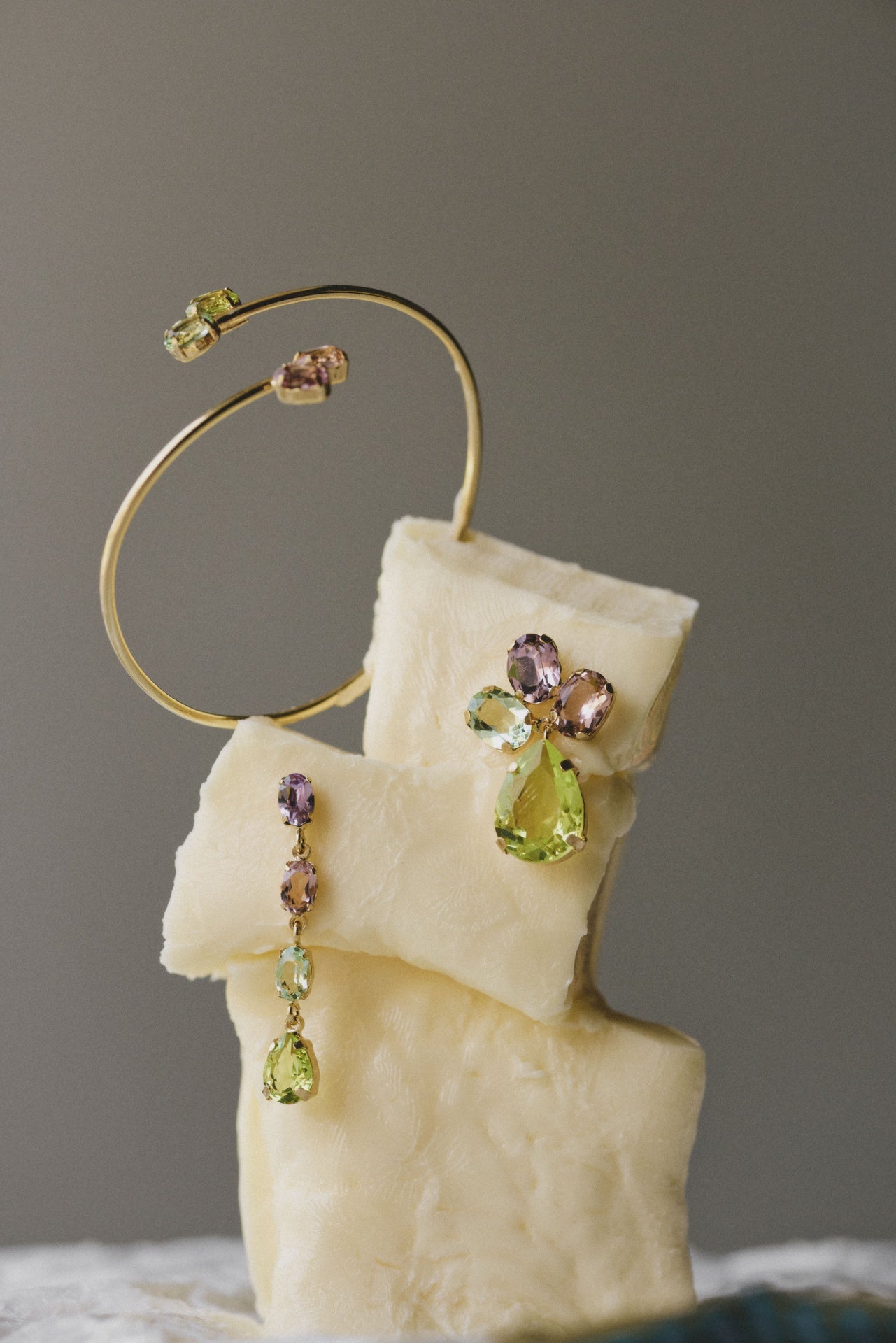 Pendientes largos flor Amalfi con cristal en Plata baño Oro